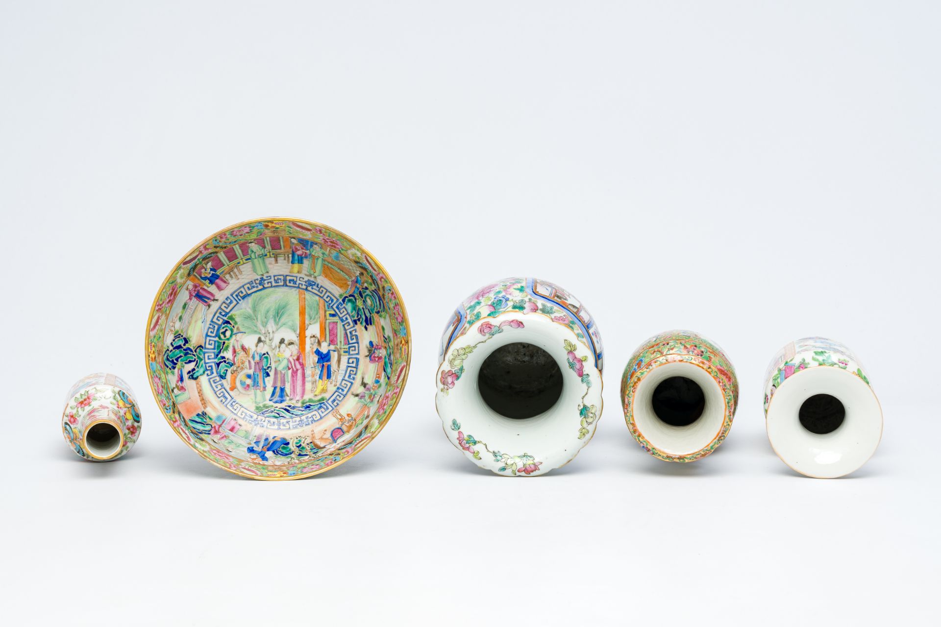 Four Chinese Canton famille rose vases and a bowl, 19th C. - Image 6 of 7