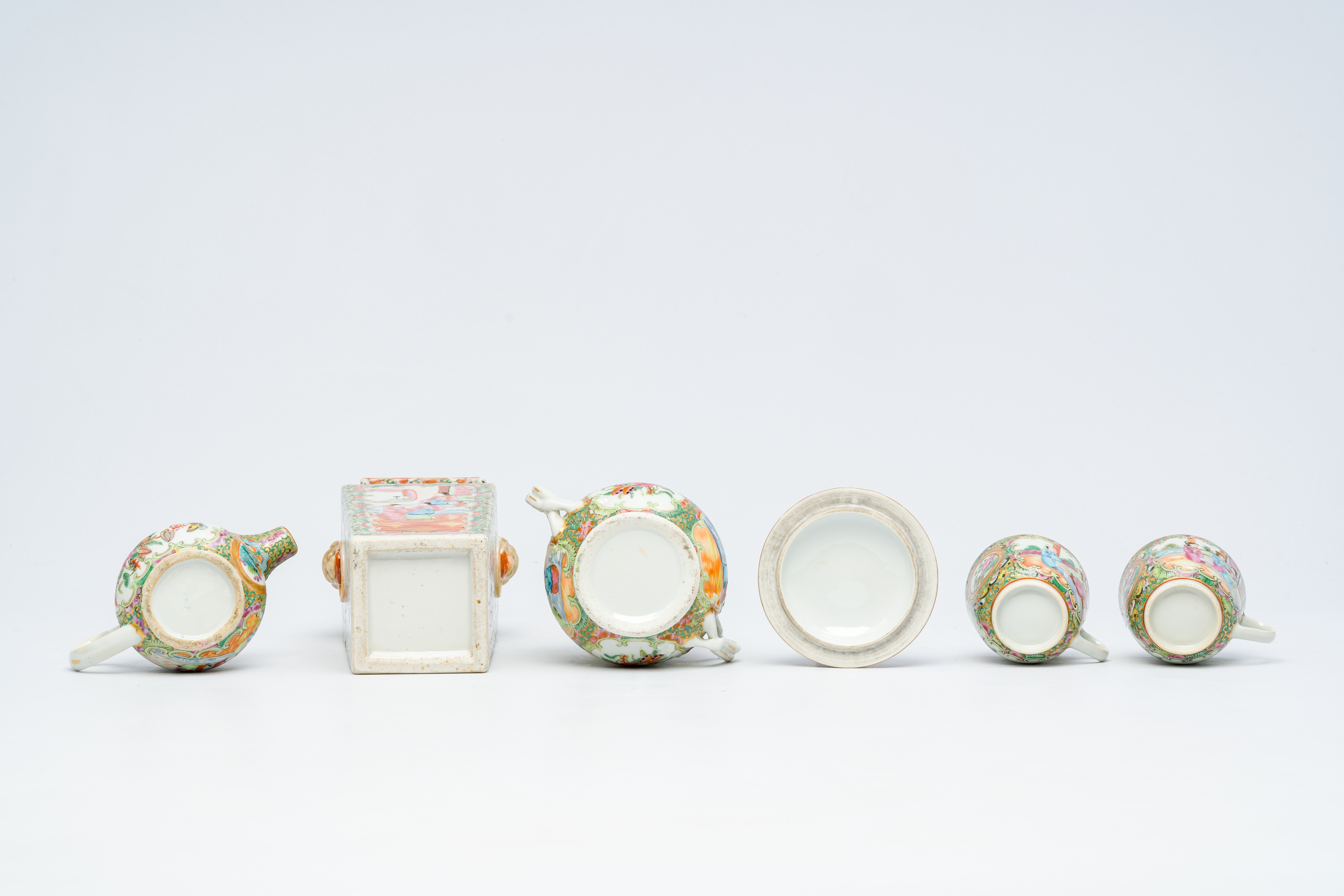 A varied collection of Chinese Canton famille rose porcelain with palace scenes and floral design, 1 - Image 9 of 9