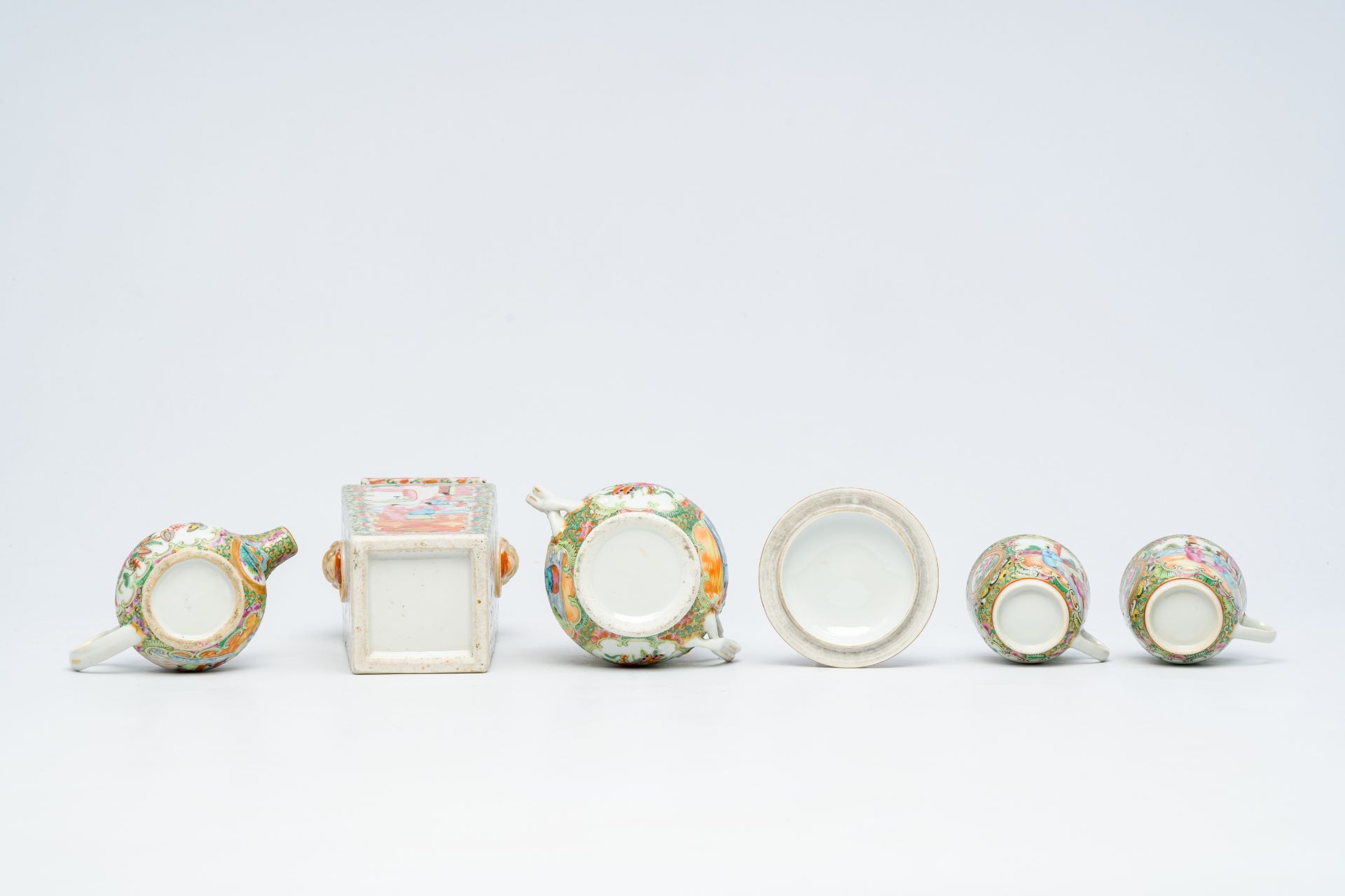 A varied collection of Chinese Canton famille rose porcelain with palace scenes and floral design, 1 - Bild 9 aus 9