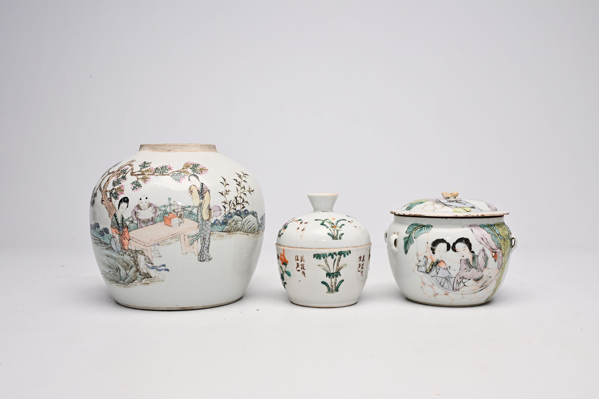 A varied collection of Chinese famille rose and qianjiang cai porcelain, 19th/20th C. - Image 4 of 58