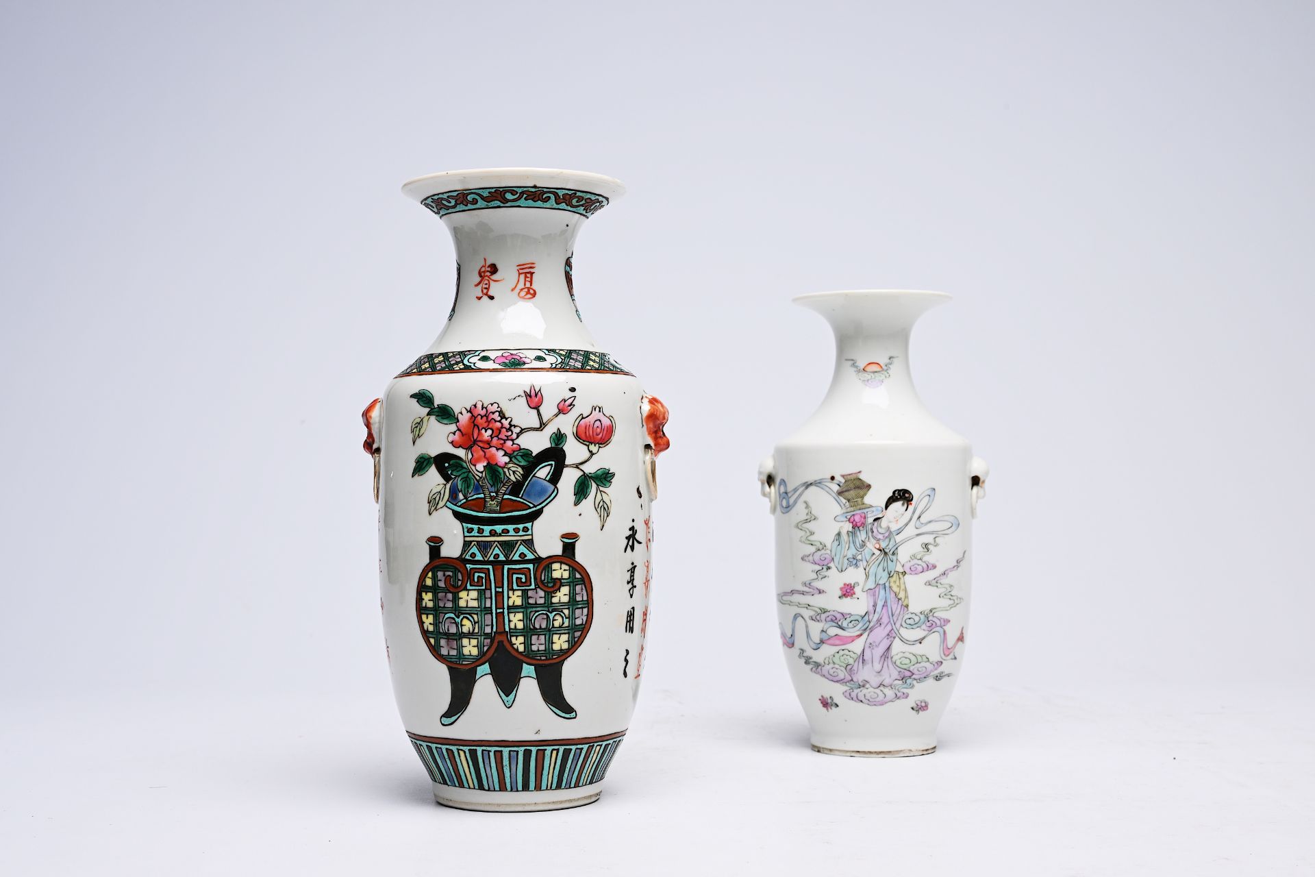 Two Chinese famille rose vases and three cases with ink stones, 19th/20th C. - Image 11 of 29