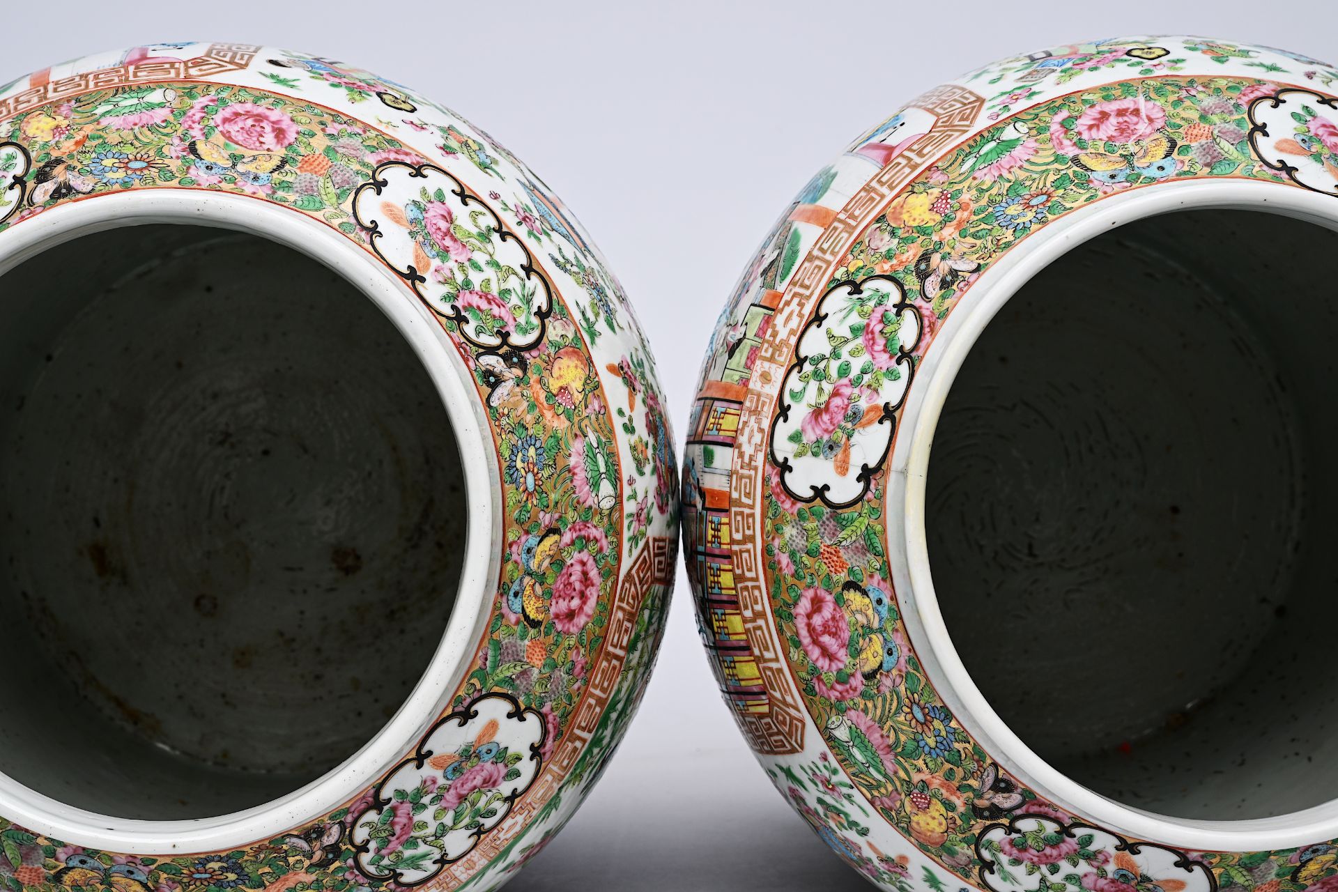 A pair of Chinese Canton famille rose vases and covers with palace scenes and birds and butterflies - Image 7 of 12