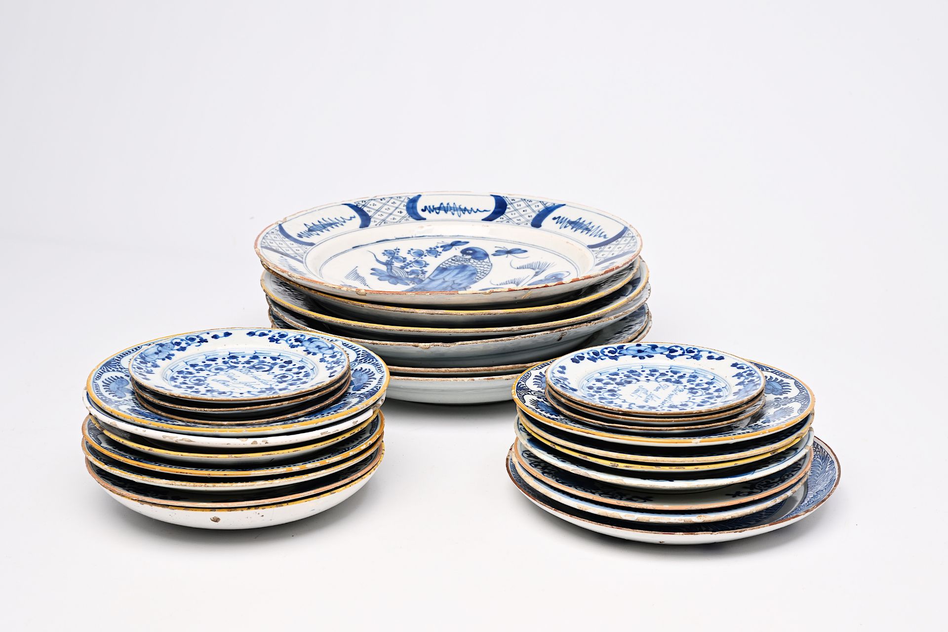 Twenty-six Dutch Delft blue and white dishes and plates, 18th C. - Bild 9 aus 10
