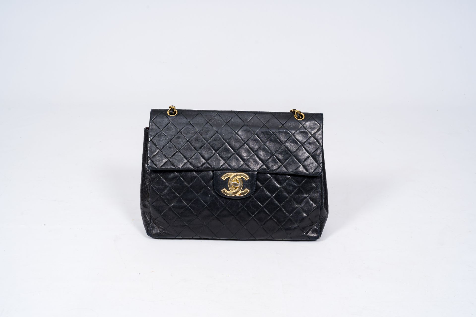 A black leather Coco Chanel handbag, second half 20th C. - Bild 3 aus 10