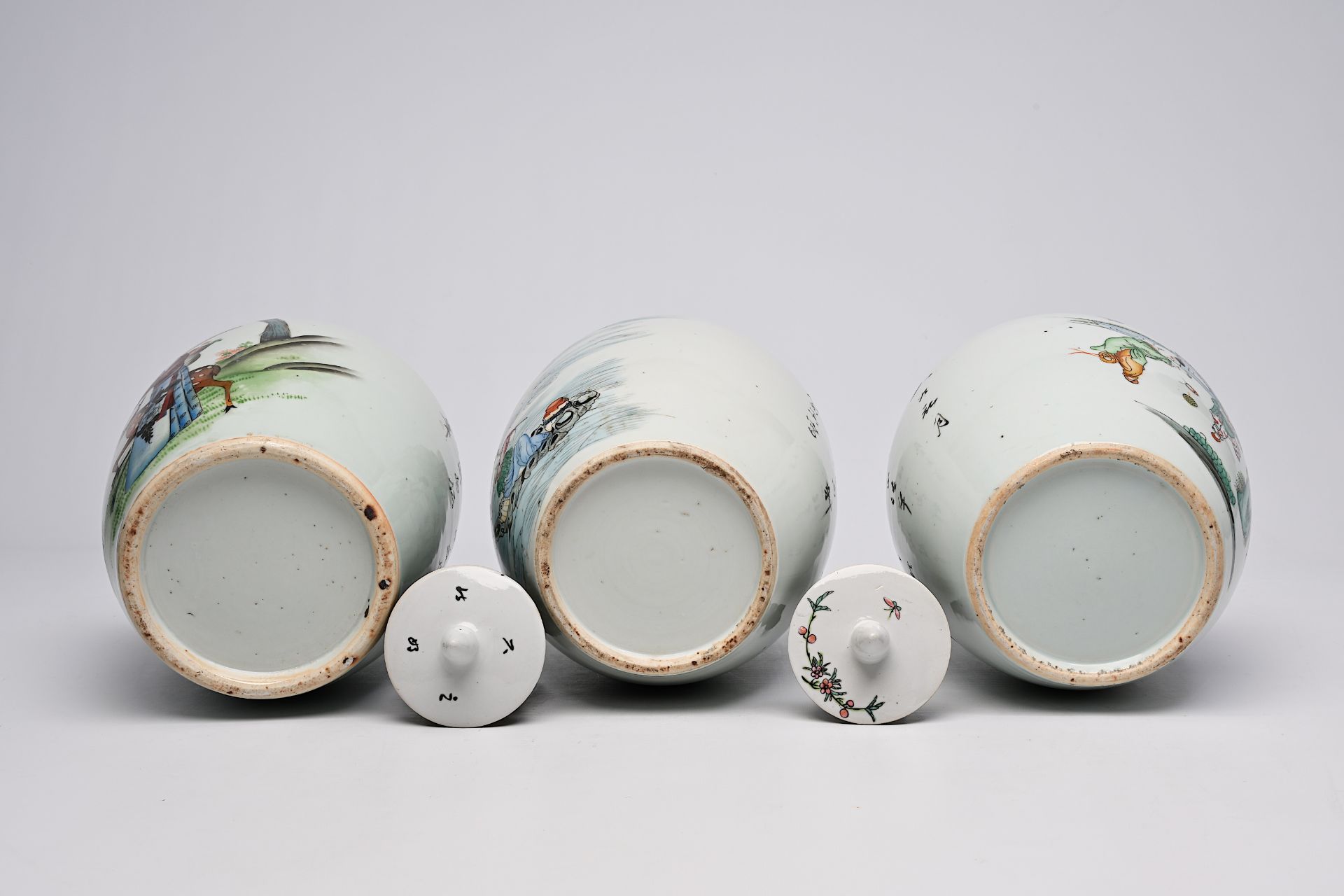 Six Chinese famille rose and qianjiang cai ginger jars with floral and figurative design, 19th/20th - Bild 14 aus 34