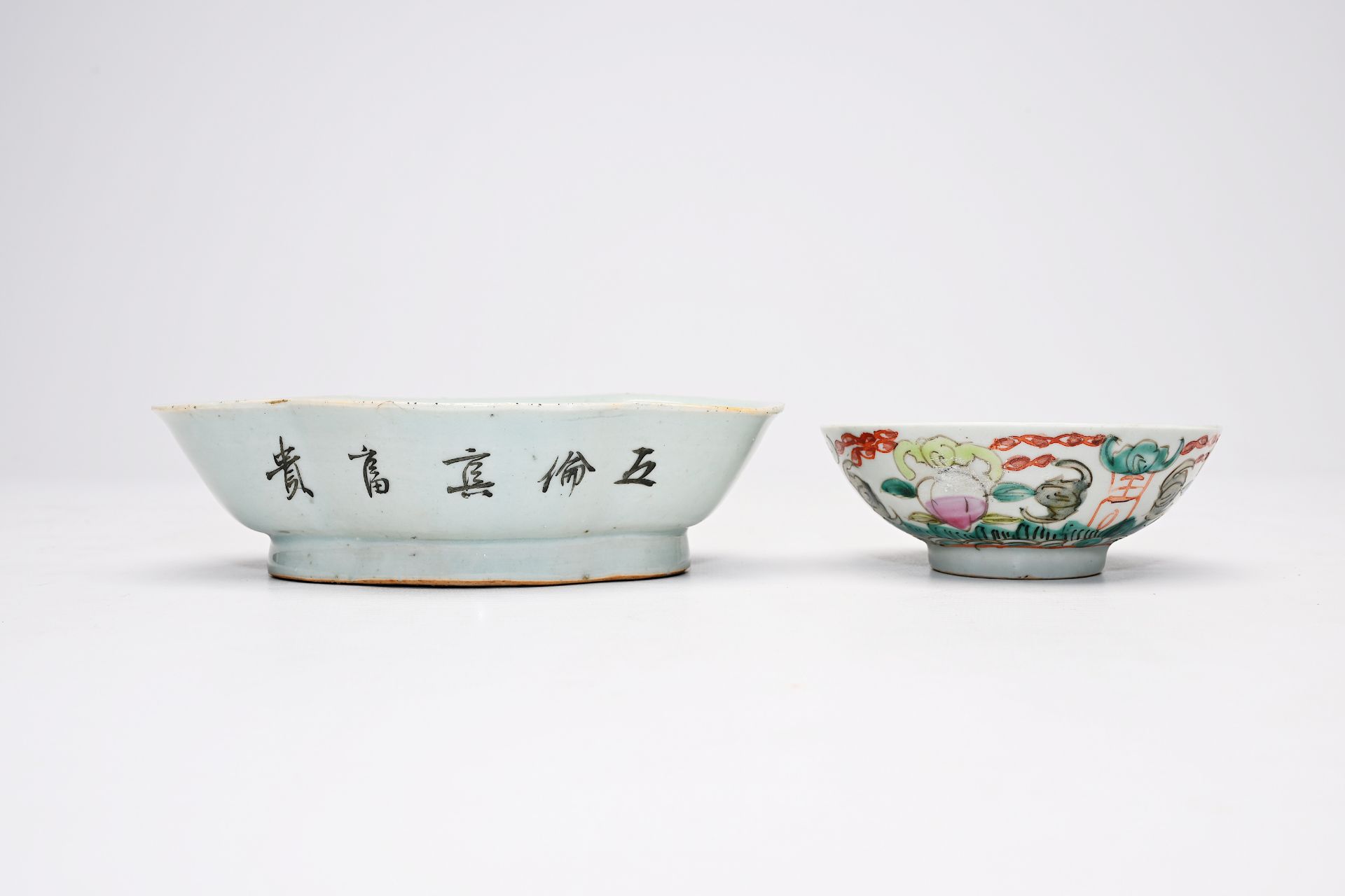 A varied collection of Chinese famille rose and qianjiang cai porcelain, 19th/20th C. - Bild 35 aus 58