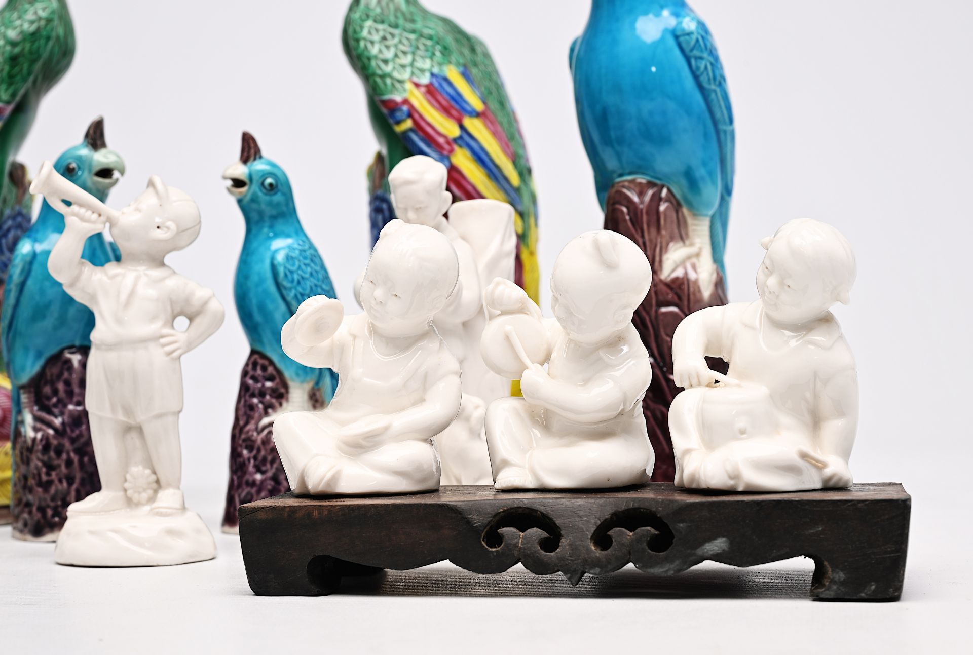 A pair of Chinese famille rose phoenixes, two pairs of turquoise parrots and nine blanc de Chine fig - Bild 5 aus 51