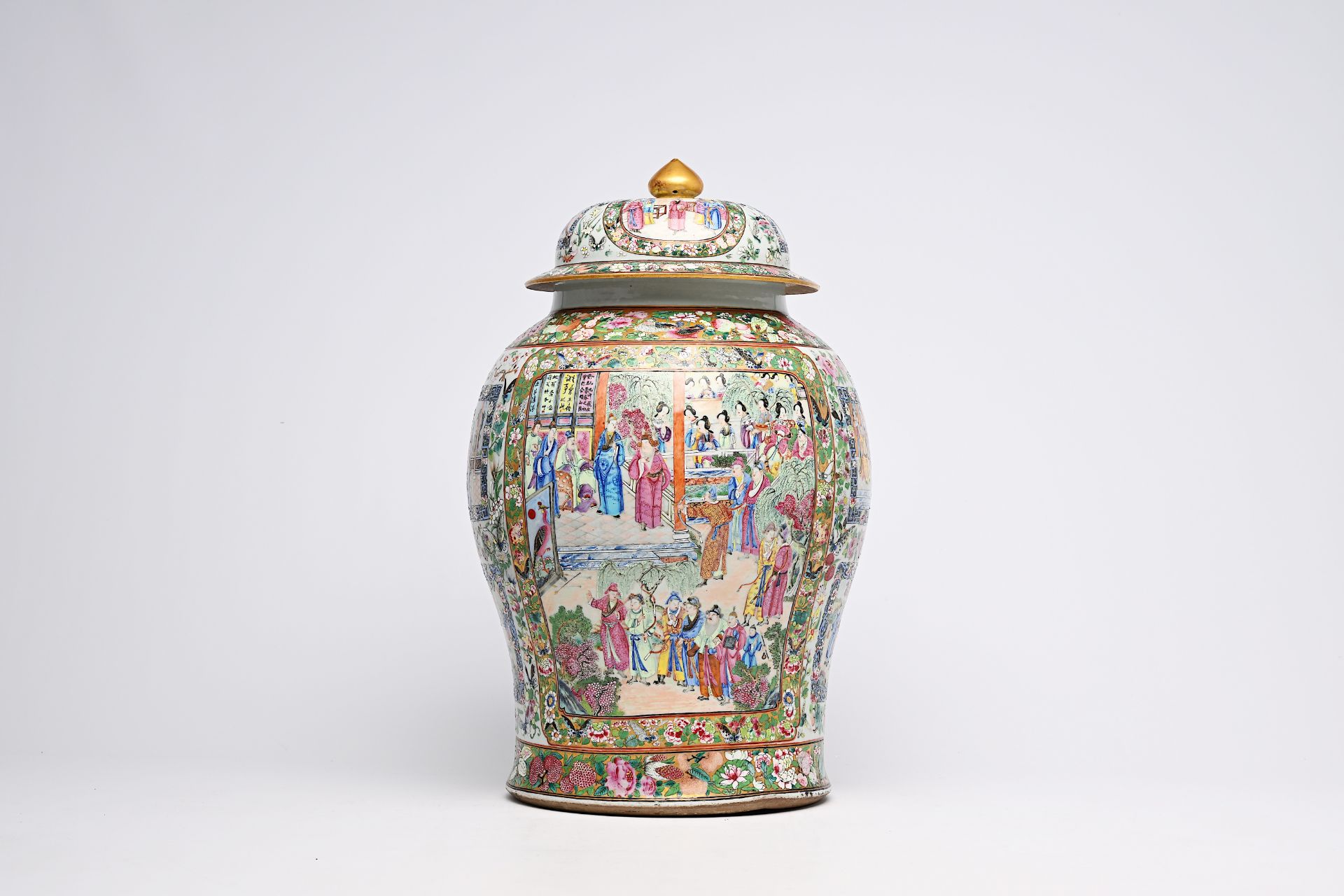 A fine Chinese Canton famille rose vase and cover with palace scenes and floral design, 19th C. - Bild 2 aus 9