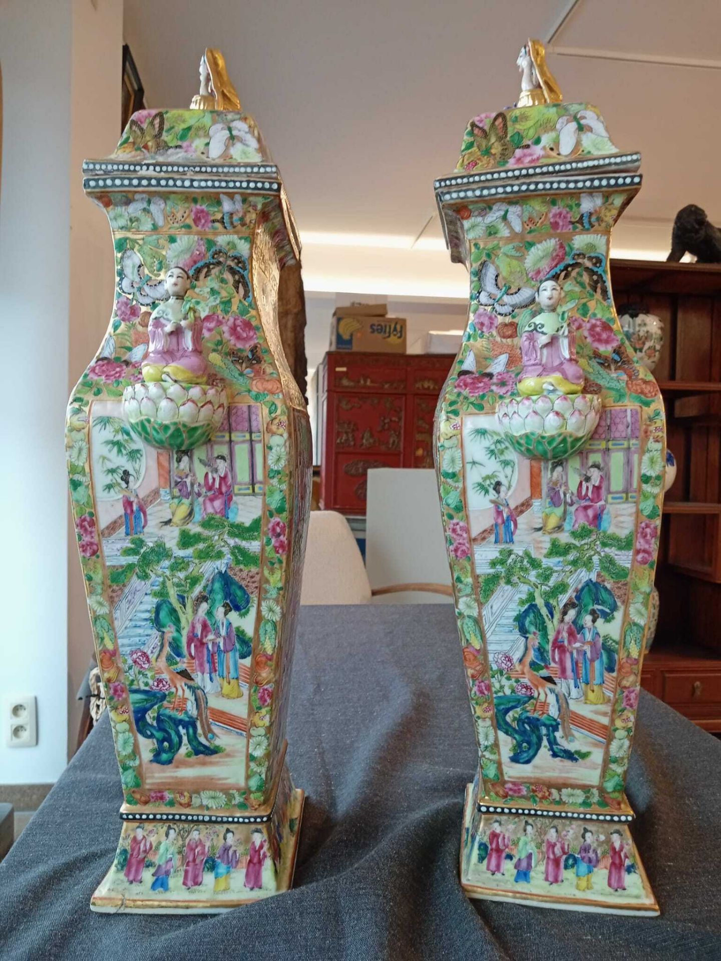 A pair of fine quadrangular Chinese Canton famille rose vases and covers with palace scenes and figu - Bild 19 aus 48