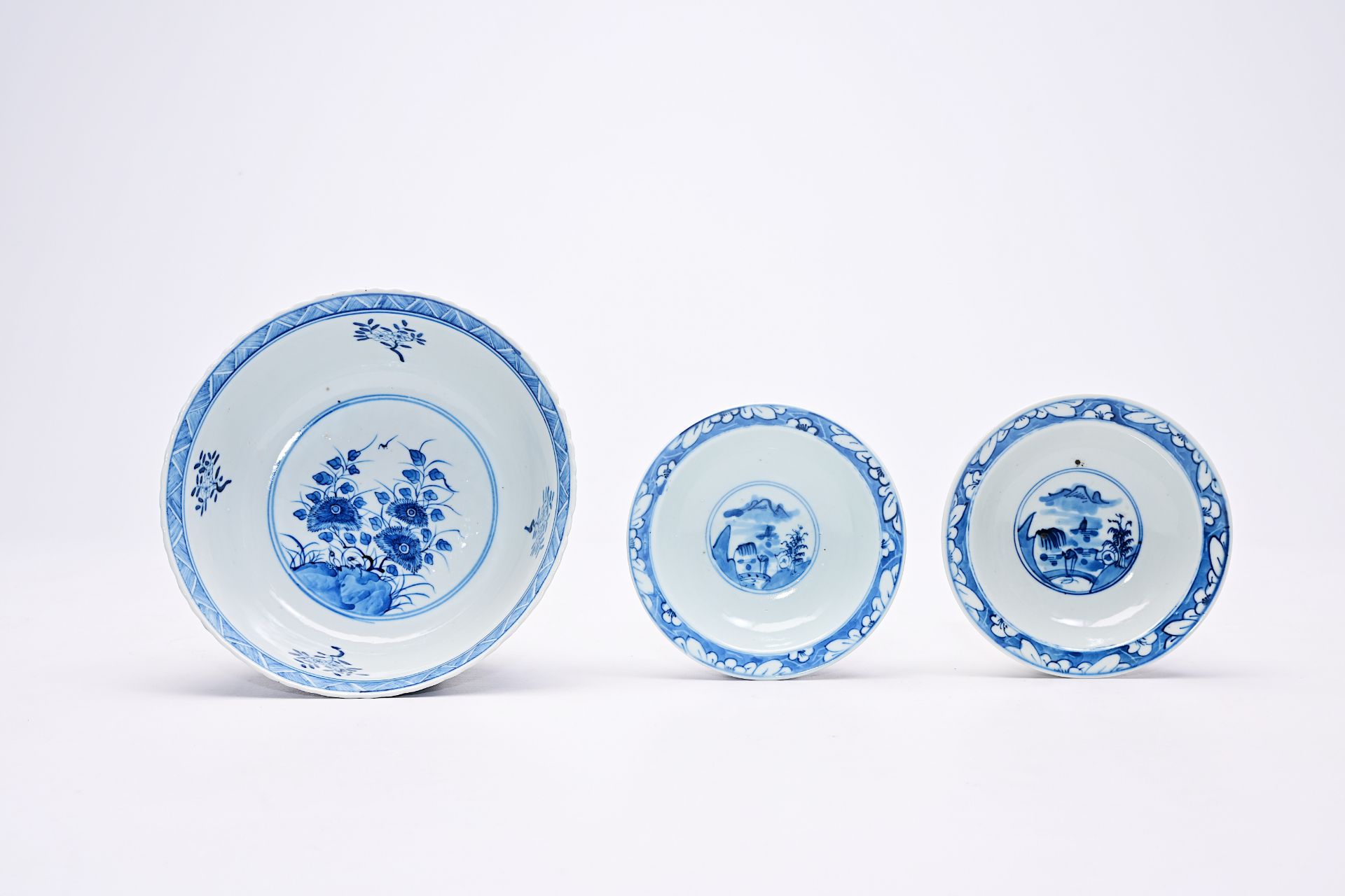 A varied collection of Chinese blue and white porcelain with floral design and figures in a landscap - Bild 7 aus 22