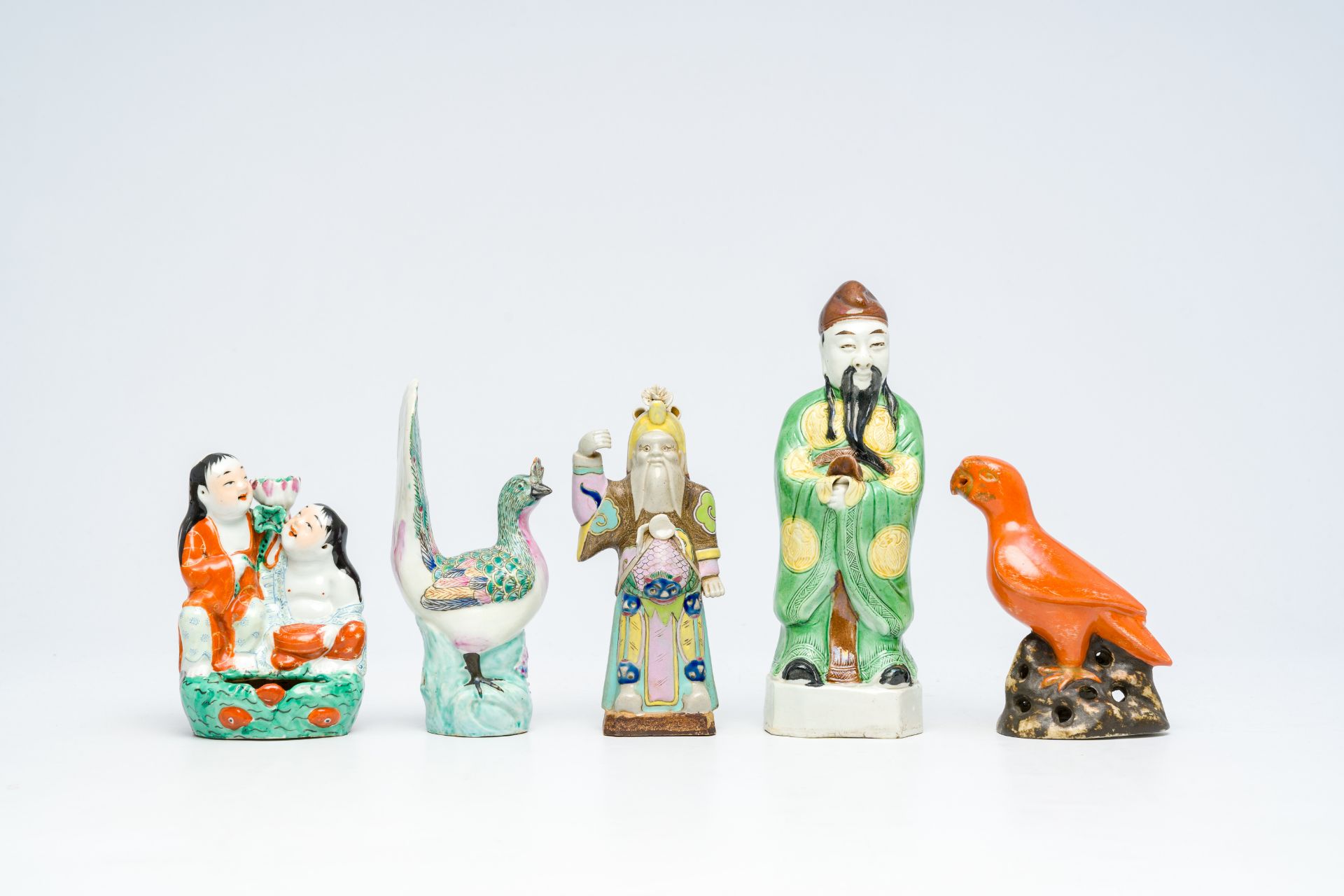 Five various Chinese famille rose and polychrome porcelain figures, 19th/20th C. - Image 2 of 7