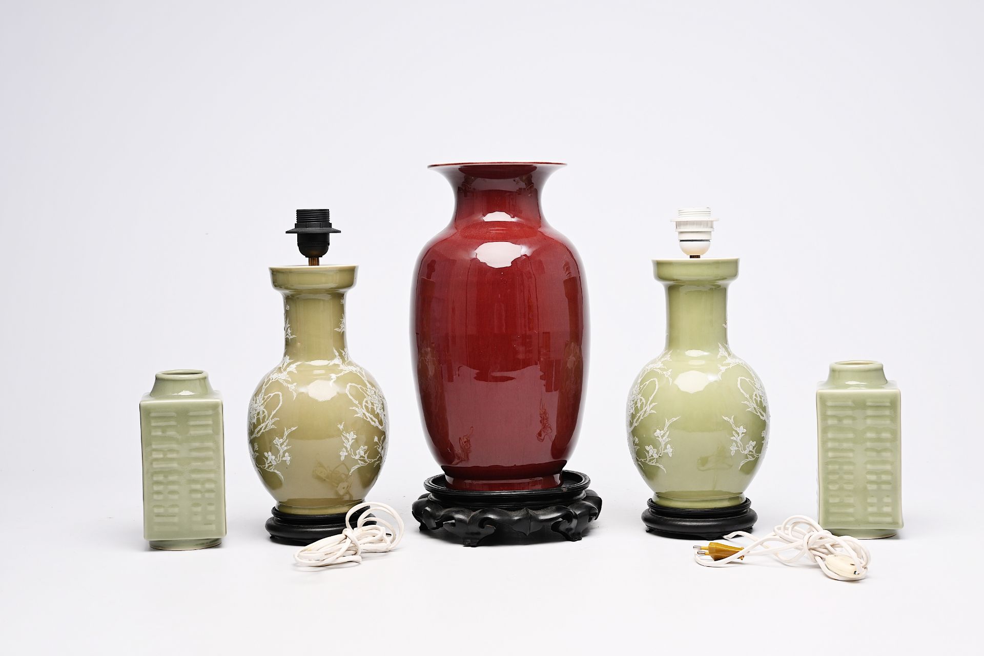 A varied collection of Chinese monochrome porcelain vases, 20th C. - Bild 3 aus 14