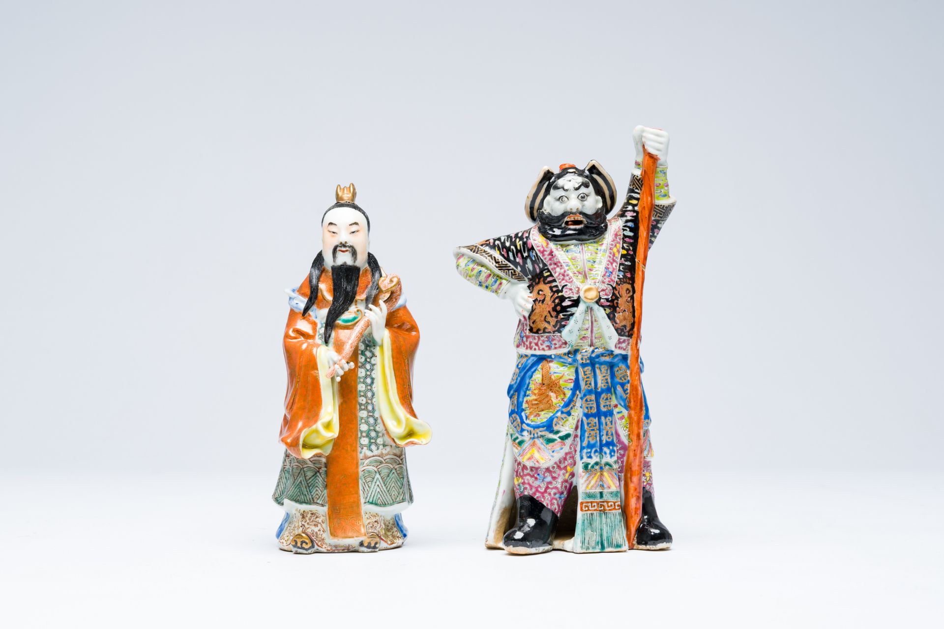 Two Chinese famille rose figures, 19th/20th C. - Bild 2 aus 7