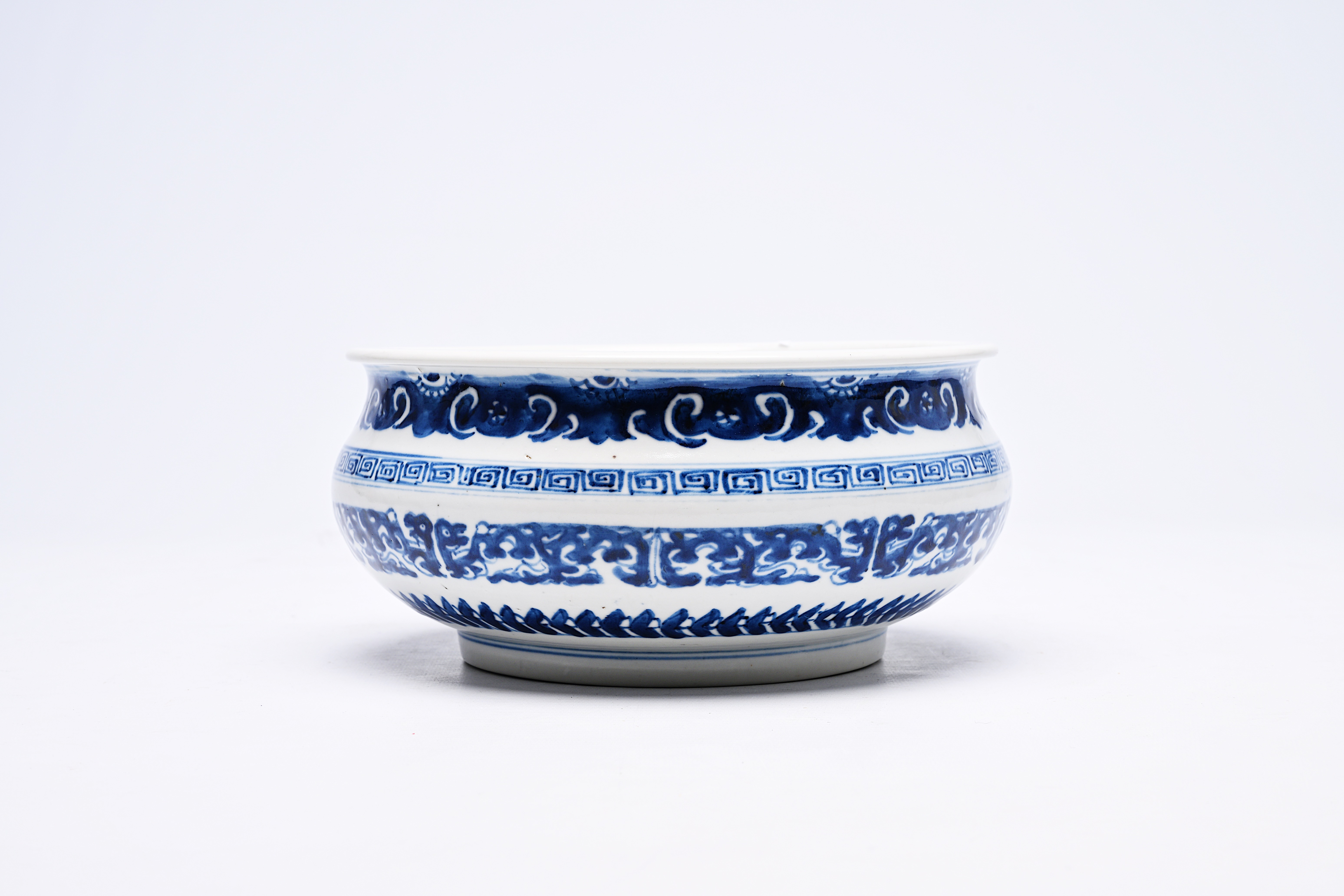 A Chinese blue and white censer with stylized floral design, 19th C. - Image 4 of 10