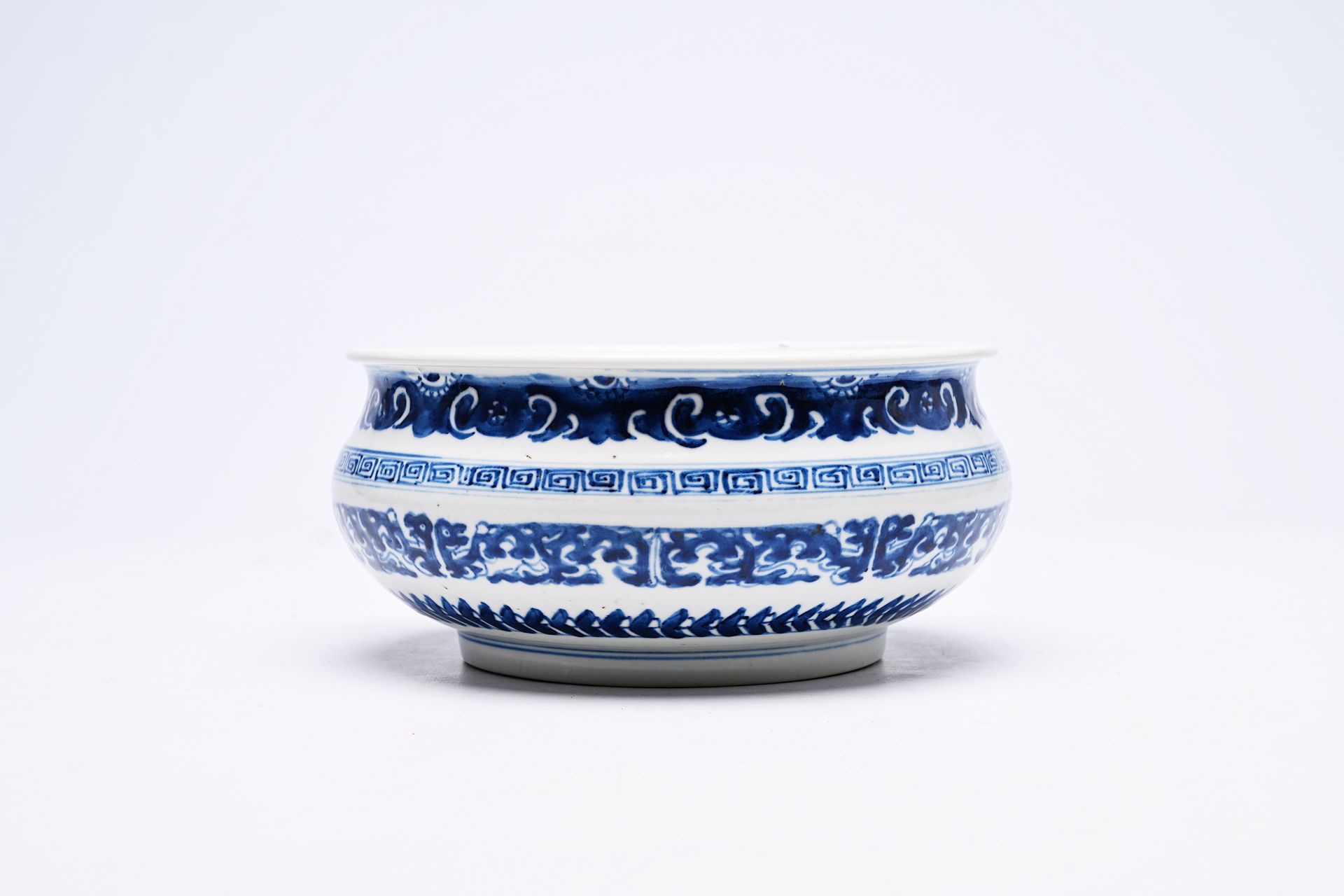 A Chinese blue and white censer with stylized floral design, 19th C. - Bild 4 aus 10