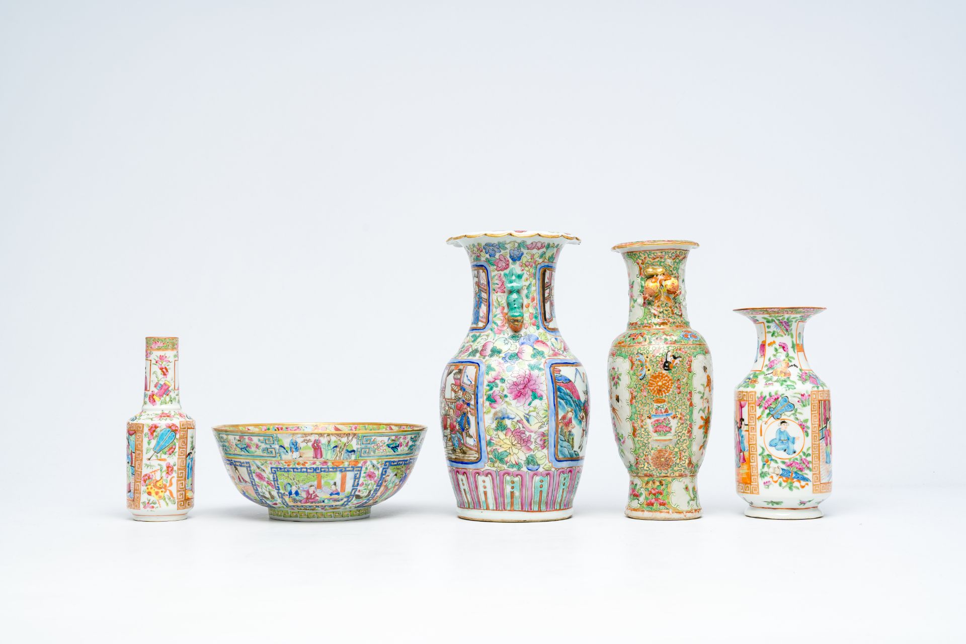 Four Chinese Canton famille rose vases and a bowl, 19th C. - Bild 3 aus 7
