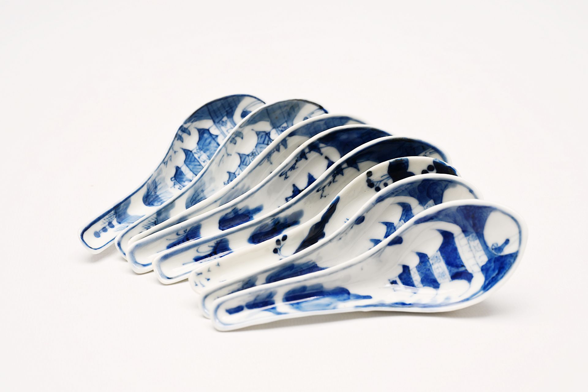 Sixteen Chinese blue, white, famille rose and monochrome spoons, 19th/20th C. - Bild 14 aus 14