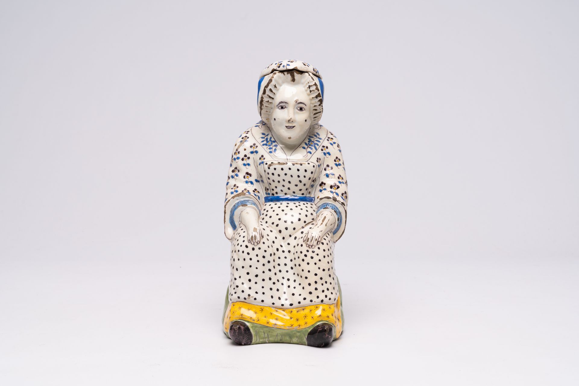A large polychrome French faience 'Jacqueline' jug in the style of Lille, Desvres, 19th C. - Bild 3 aus 8
