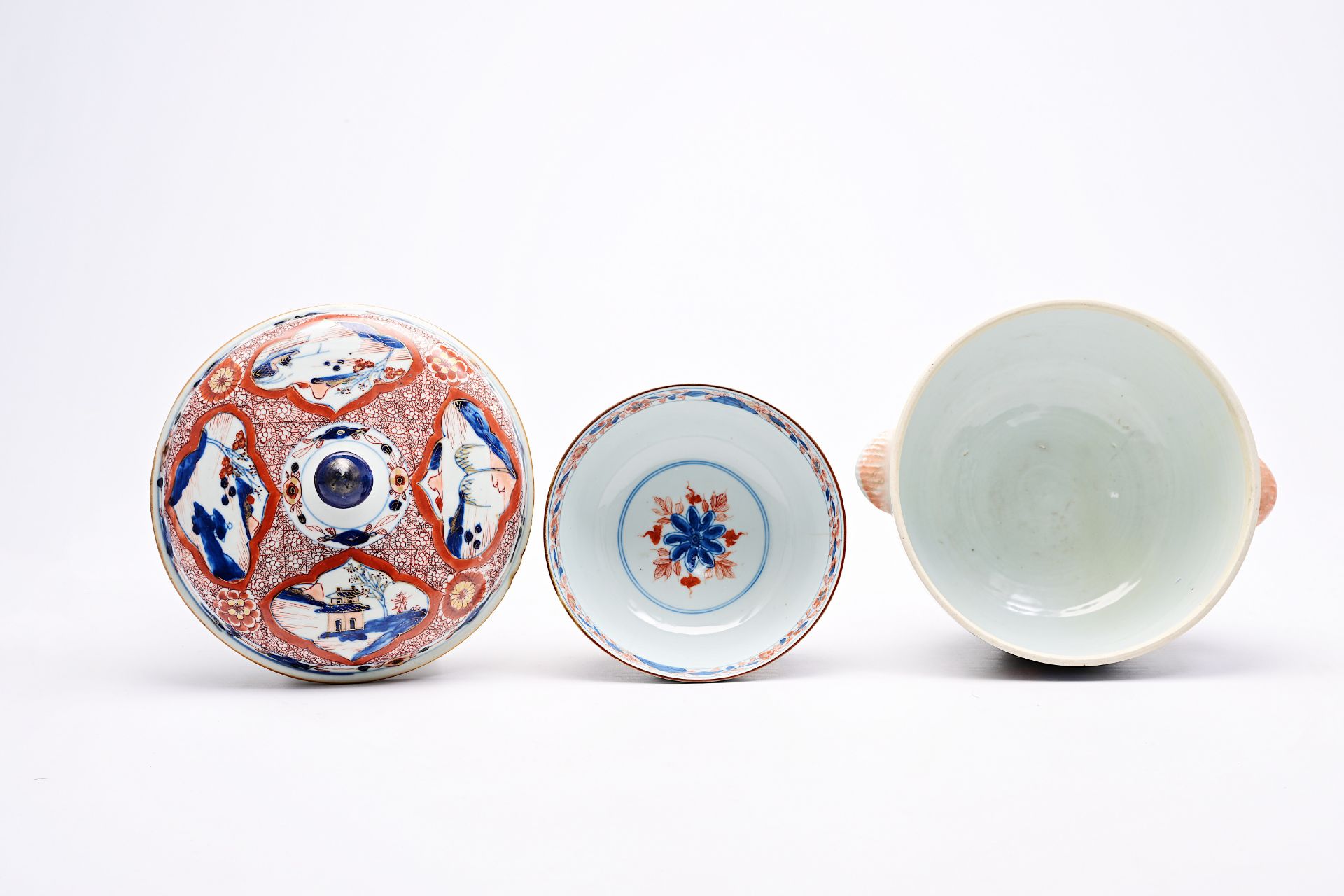 A varied collection of Chinese Imari style porcelain with floral design and landscapes, Kangxi/Qianl - Image 8 of 9