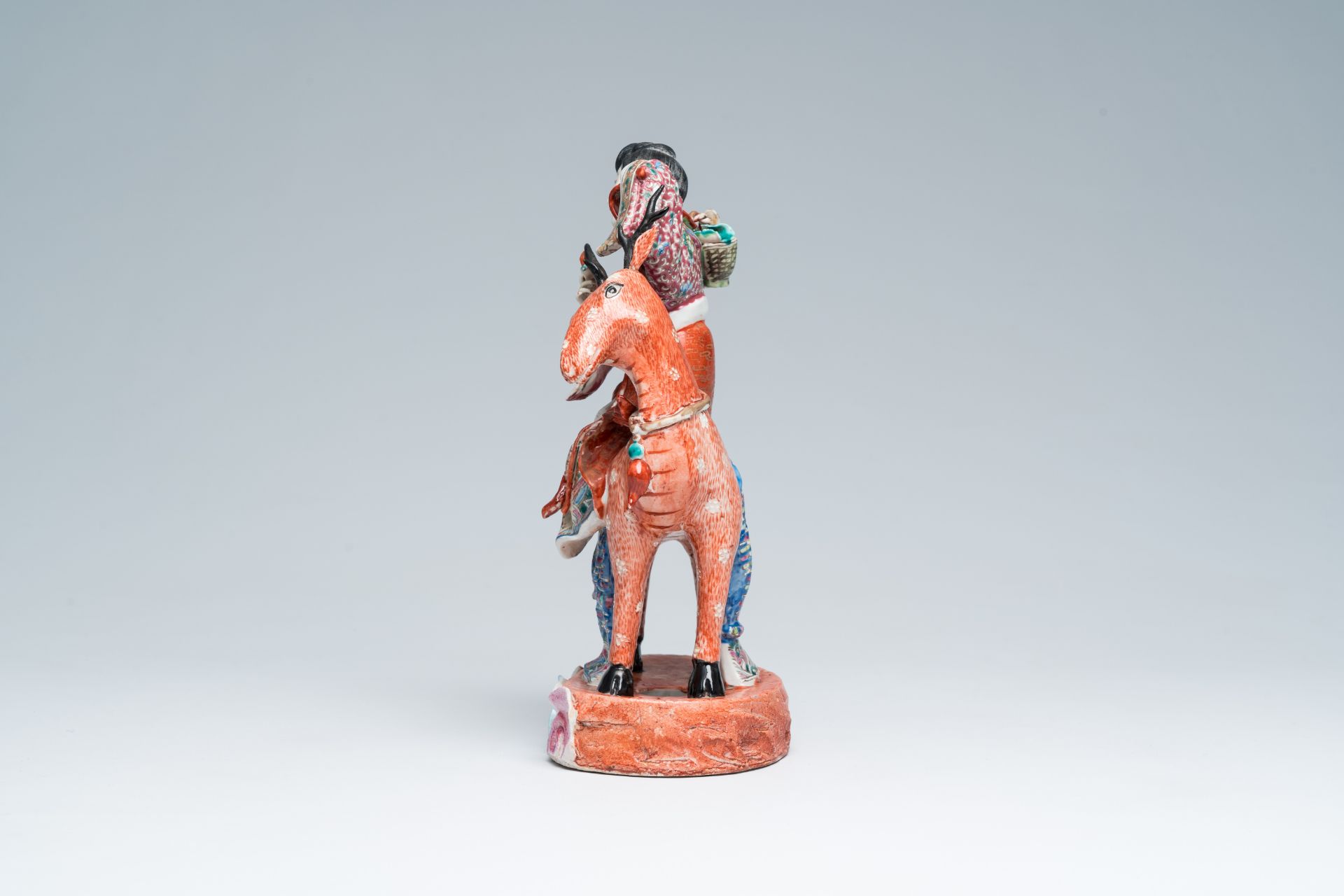 A Chinese famille rose 'Magu and deer' group, 19th/20th C. - Bild 5 aus 14