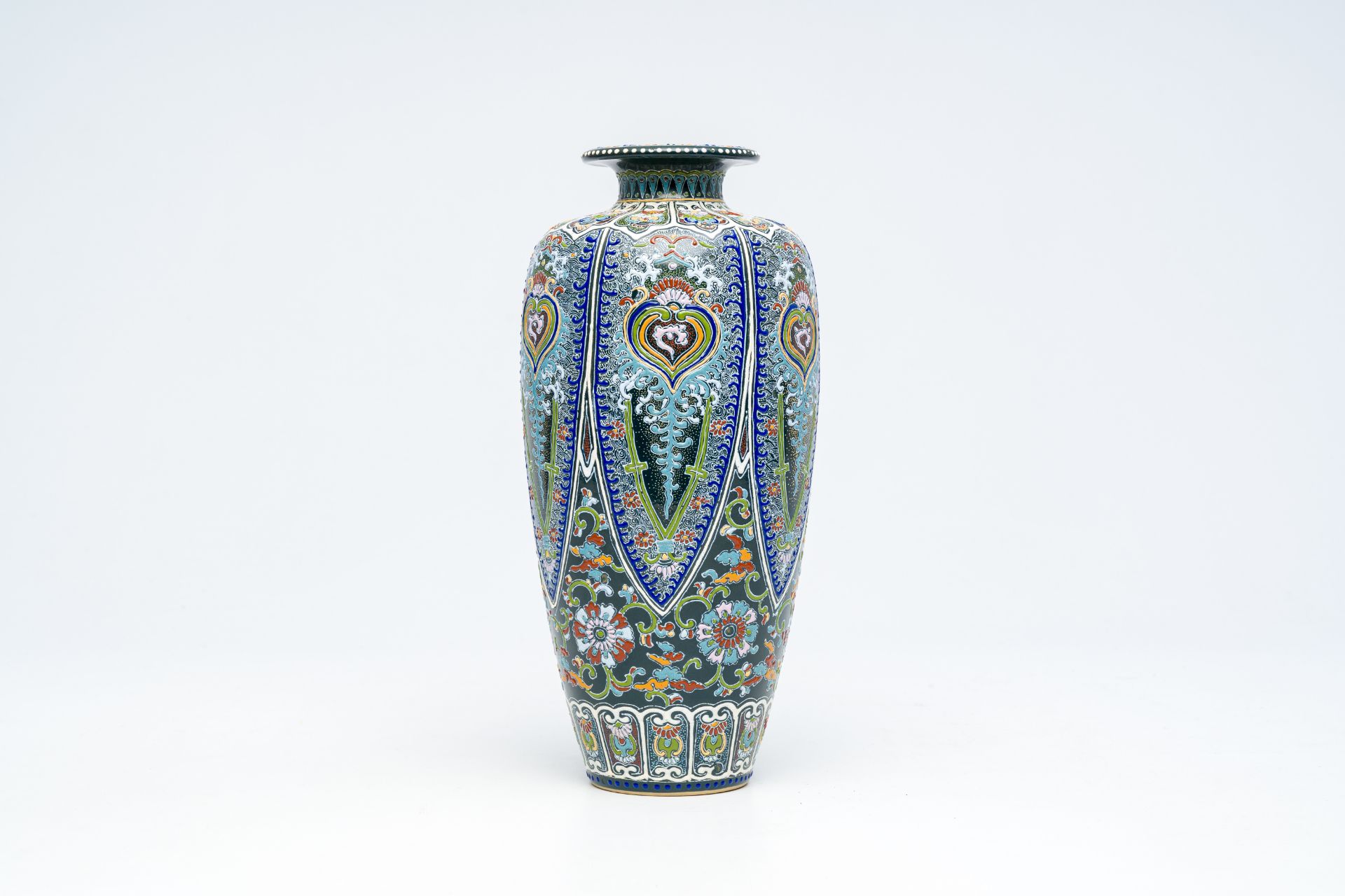 A Japanese pseudo cloisonne Satsuma vase with floral design, signed Tanzan, Meiji, 19th C. - Bild 4 aus 6