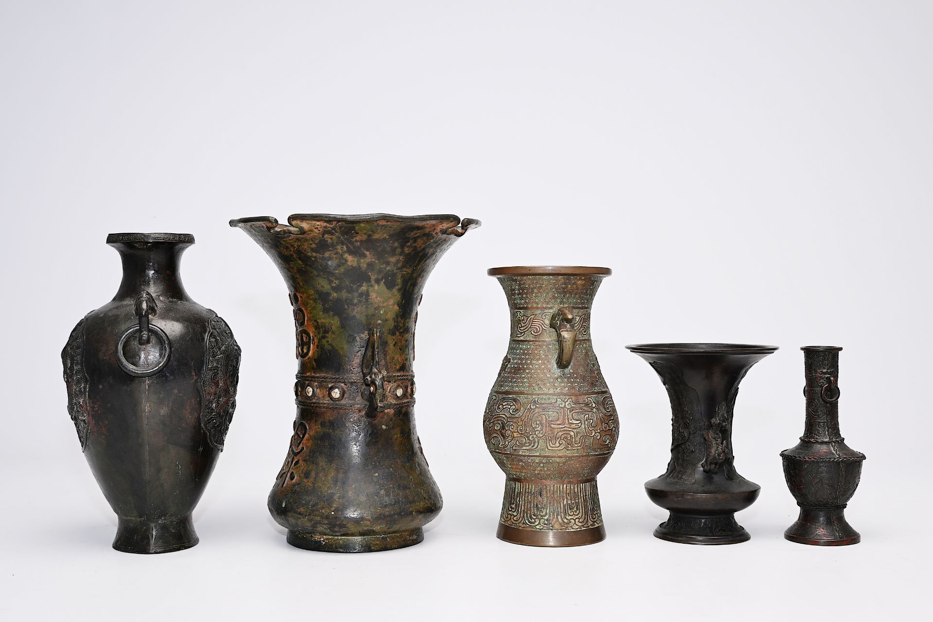A varied collection of Chinese and Japanese bronze vases, Qing and 20th C. - Bild 2 aus 12