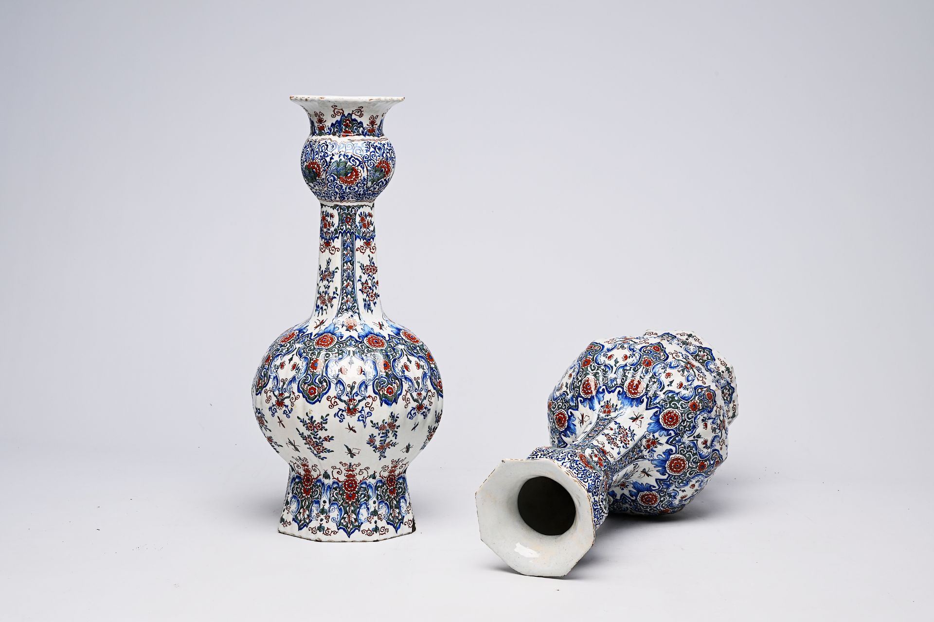 A pair of Dutch Delft cashmire palette vases with floral design, 19th C. - Image 6 of 11