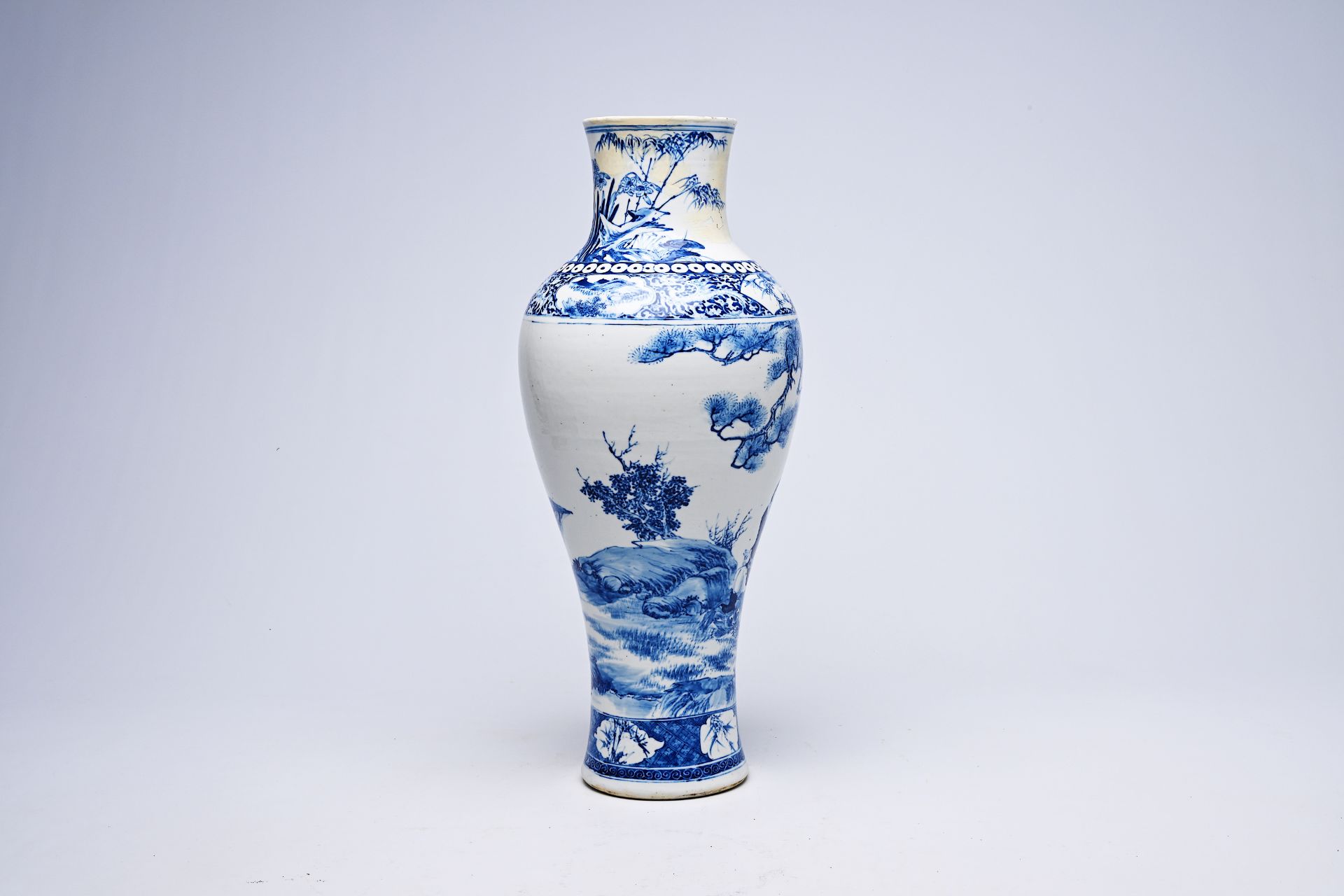 A Chinese blue and white vase with Zhong Kui before an emperor, Xuande mark, 19th C. - Image 5 of 12