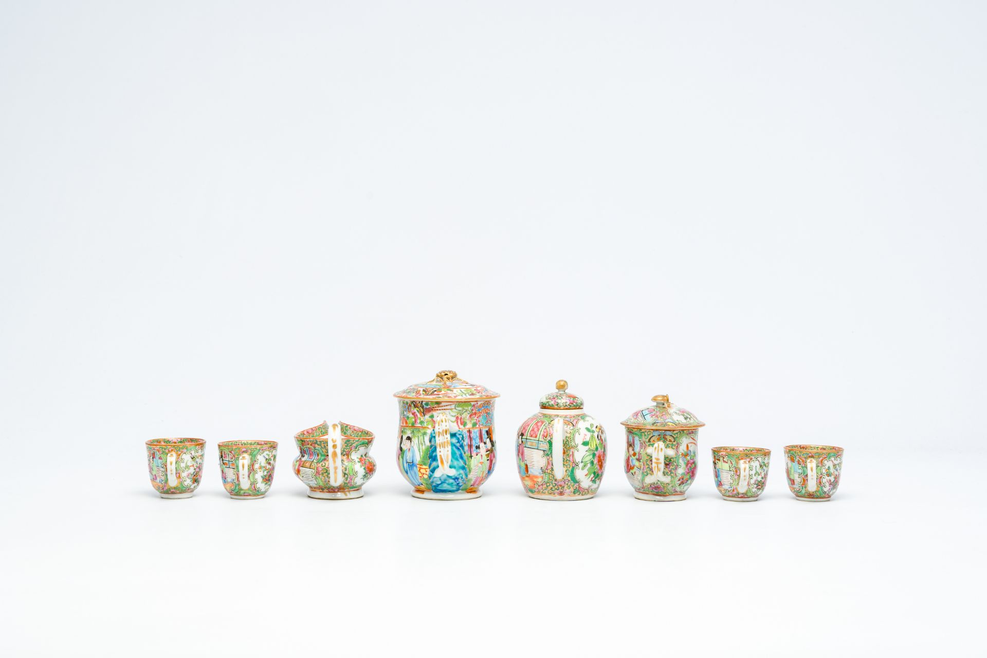 An extensive collection of Chinese Canton famille rose porcelain, 19th C. - Bild 14 aus 18