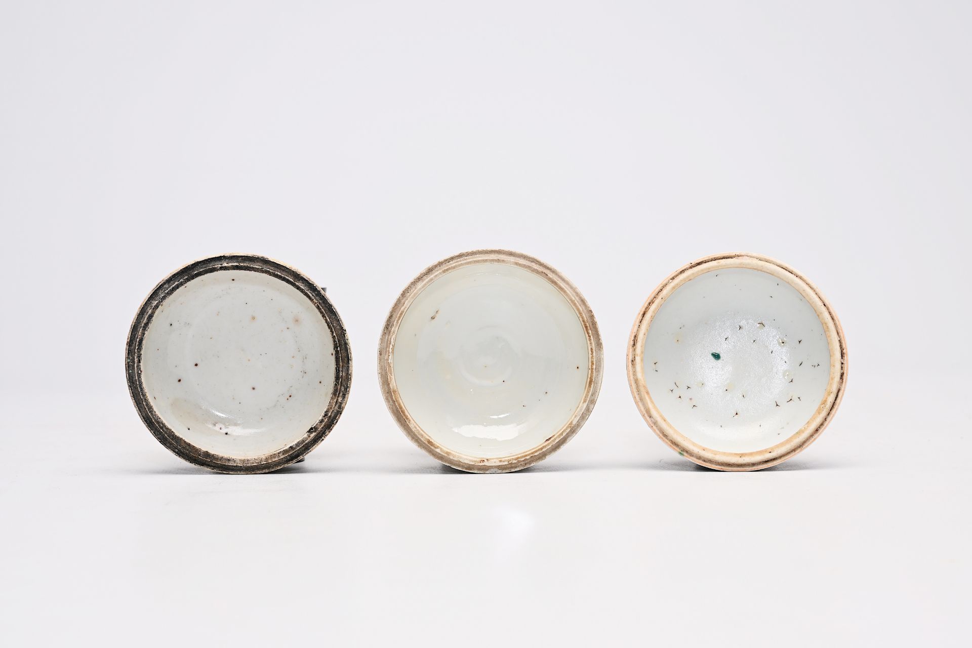 A varied collection of Chinese famille rose and qianjiang cai porcelain, 19th/20th C. - Bild 52 aus 58