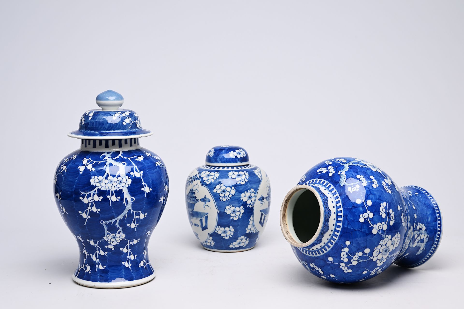 Two Chinese blue and white prunus on cracked ice ground vases and a jar and cover with antiquities, - Bild 9 aus 16