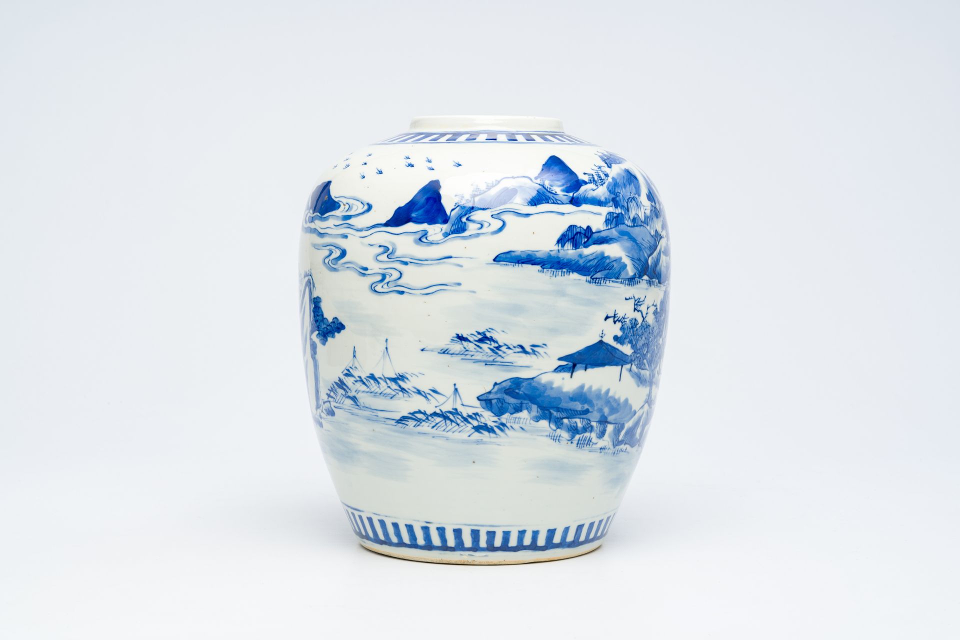 A large Chinese blue and white jar with a fine mountainous landscape, Kangxi mark, 19th C. - Bild 8 aus 12