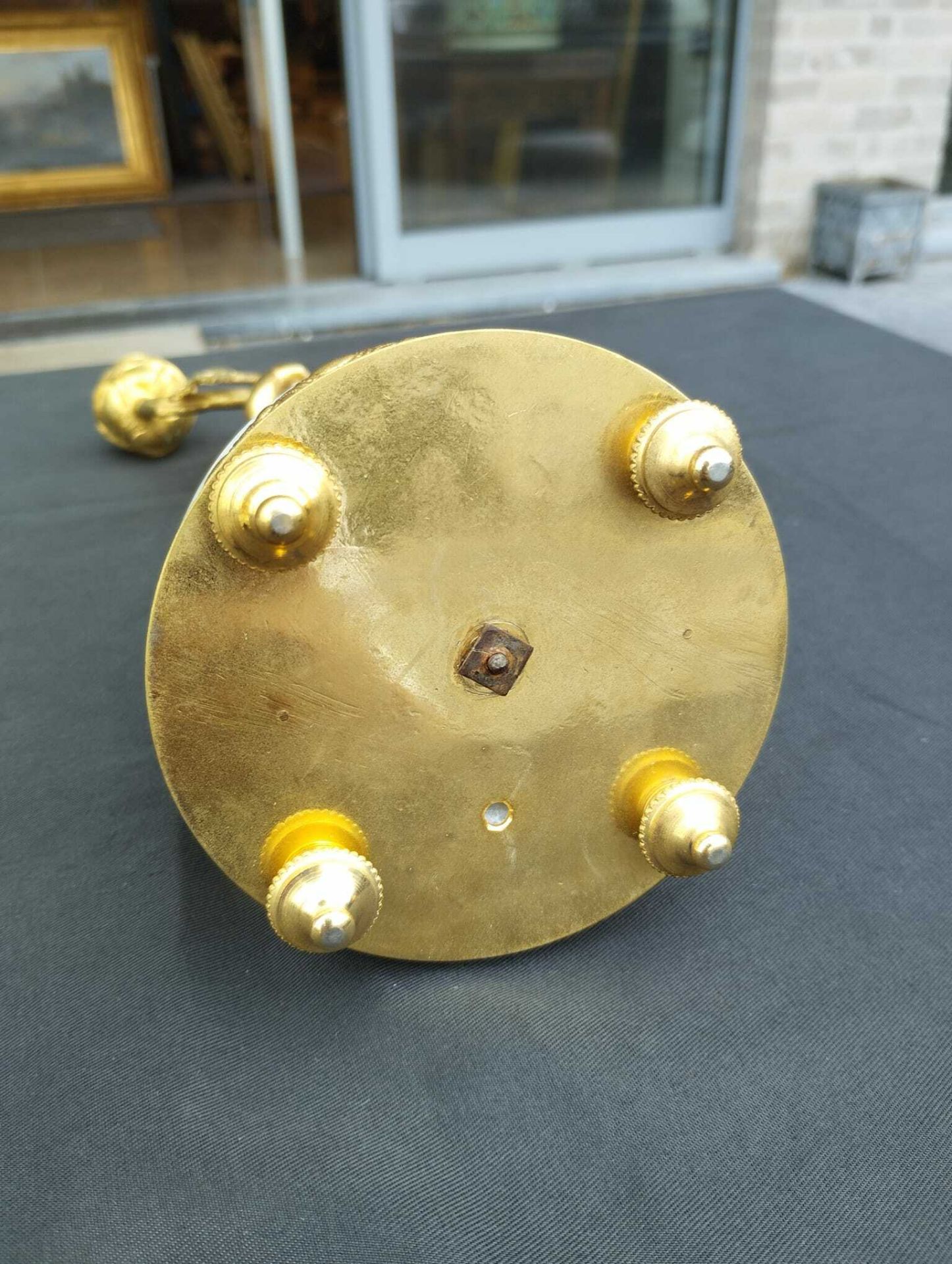 A French gilt bronze mounted white marble three-piece clock garniture with putti, 19th C. - Bild 30 aus 34