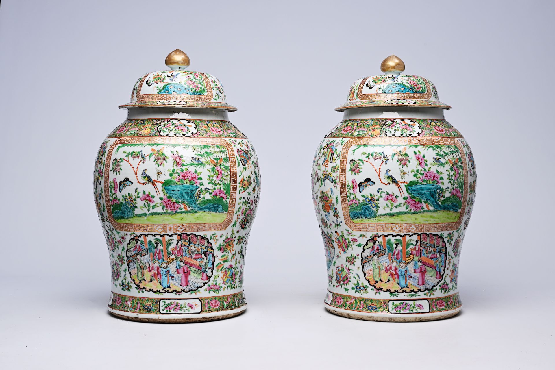 A pair of Chinese Canton famille rose vases and covers with palace scenes and birds and butterflies - Bild 2 aus 12