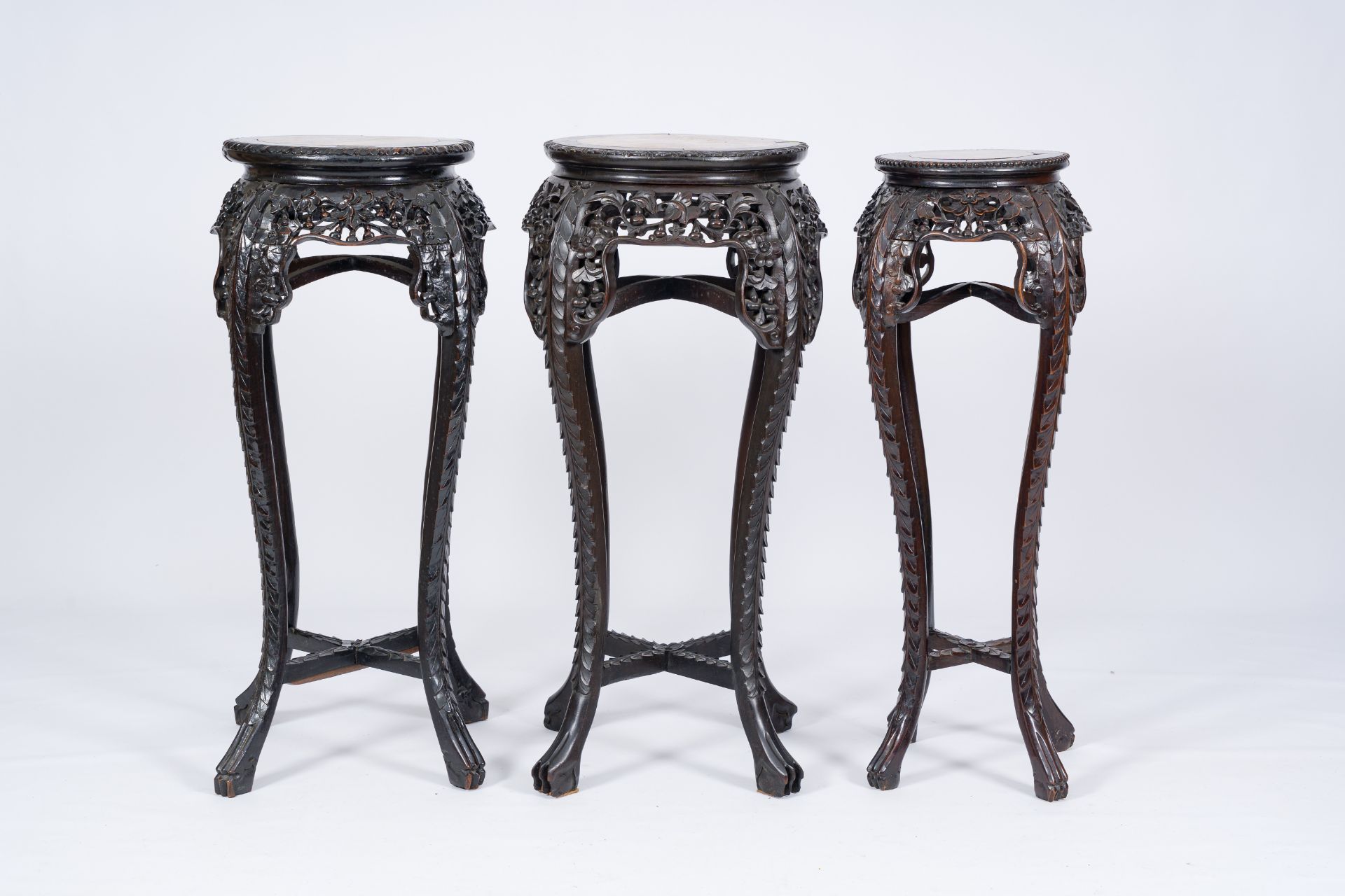 Three Chinese reticulated hardwood stands with marble tops, 20th C. - Bild 5 aus 7