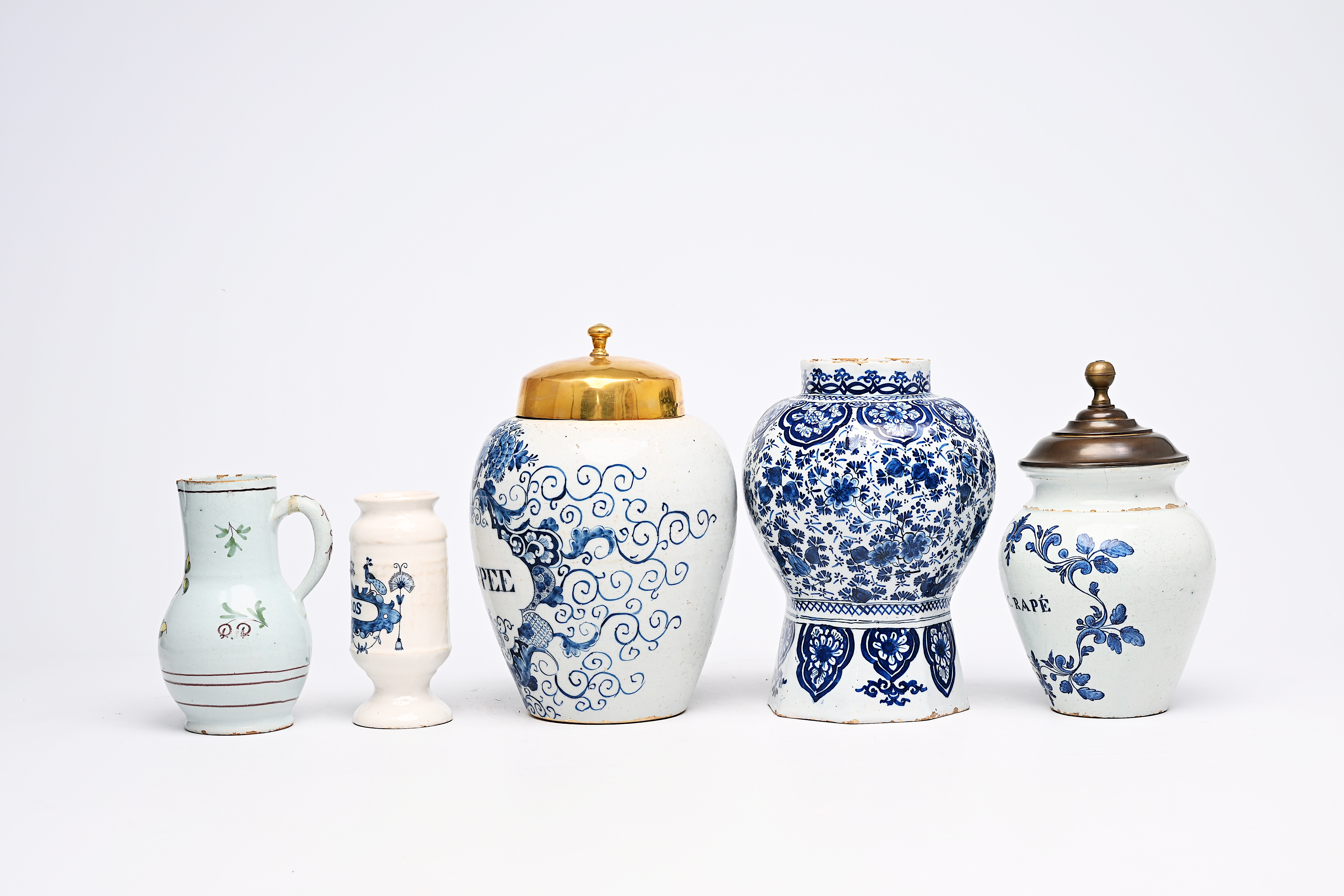 A varied collection of Dutch Delft and French blue and white potter, 18th/19th C. - Image 2 of 8