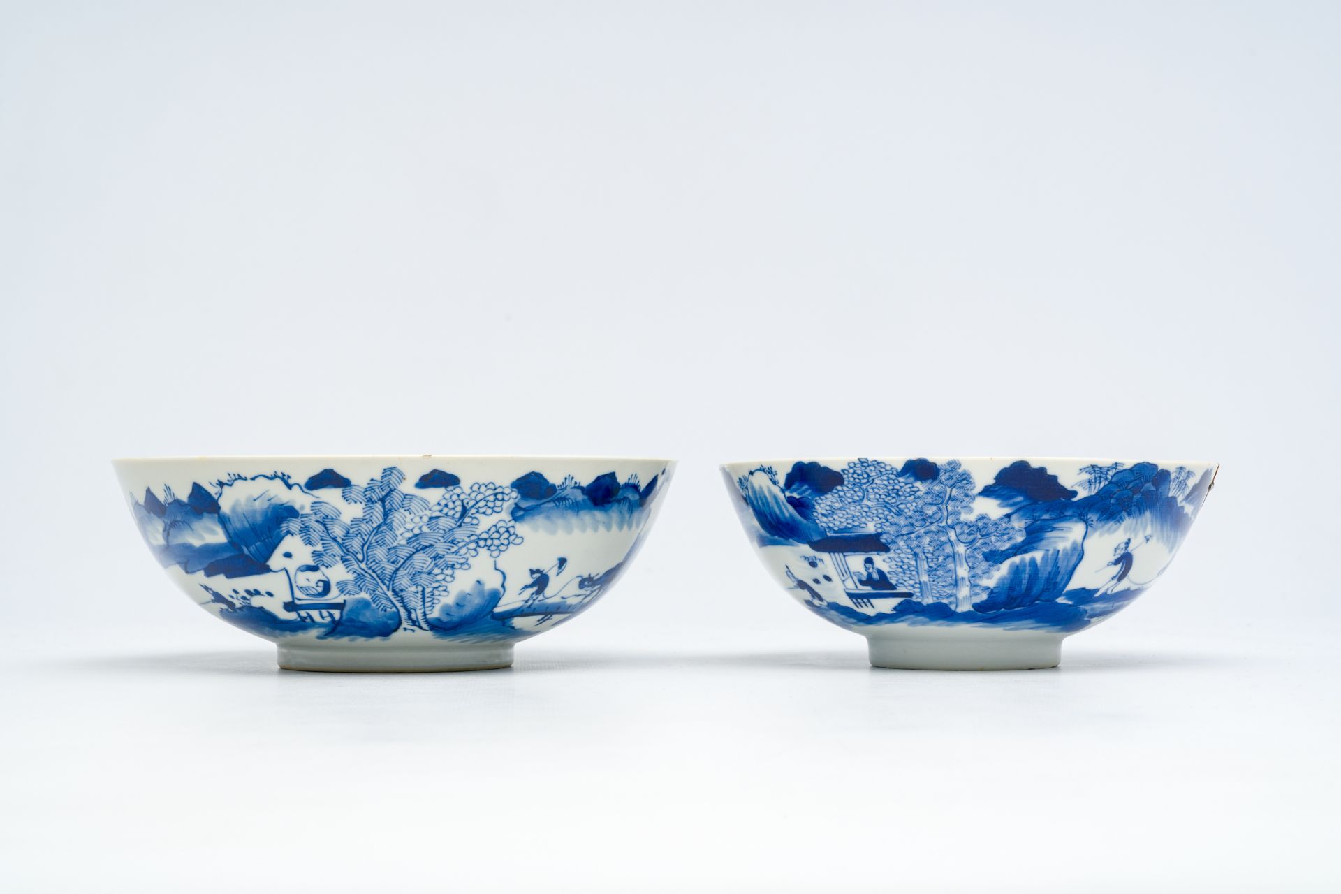 Two Chinese blue and white 'animated landscape' bowls, 19th C. - Bild 3 aus 14