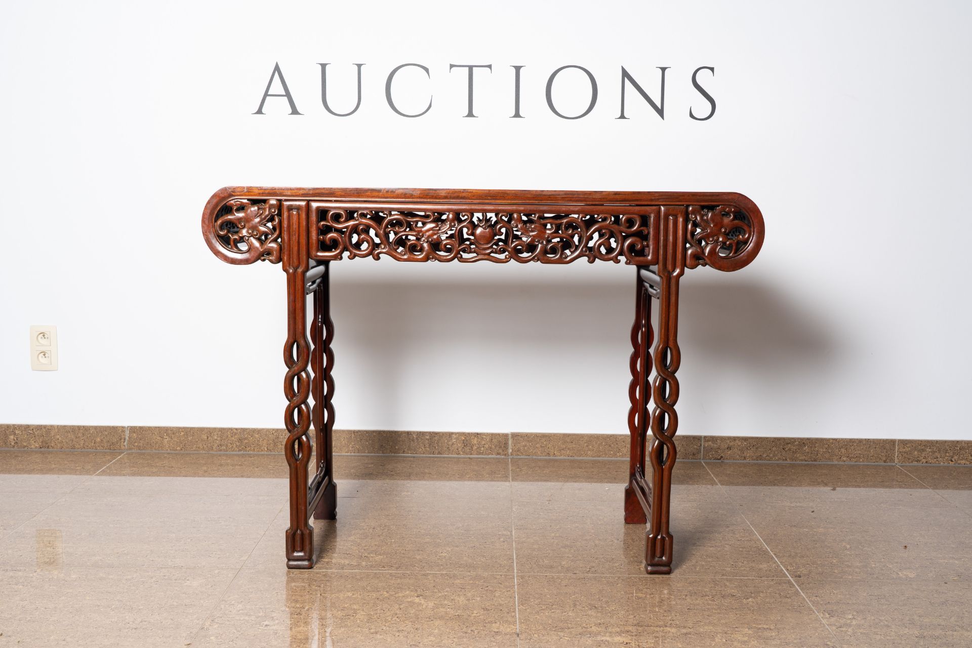 A Chinese carved hardwood 'dragons chasing the pearl' altar table, 20th C. - Bild 3 aus 8