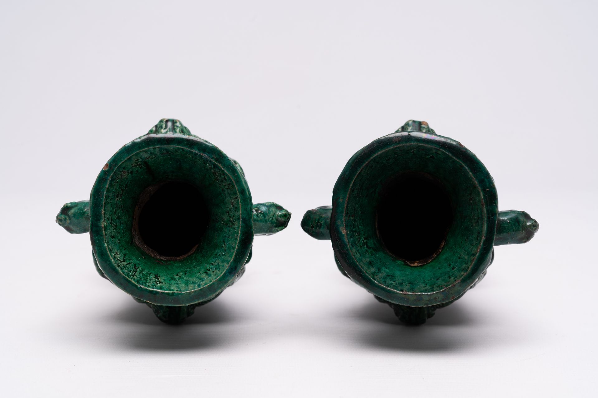 A pair of Chinese green-glazed molded pottery 'dragon' vases, 17th/18th C. - Bild 7 aus 7