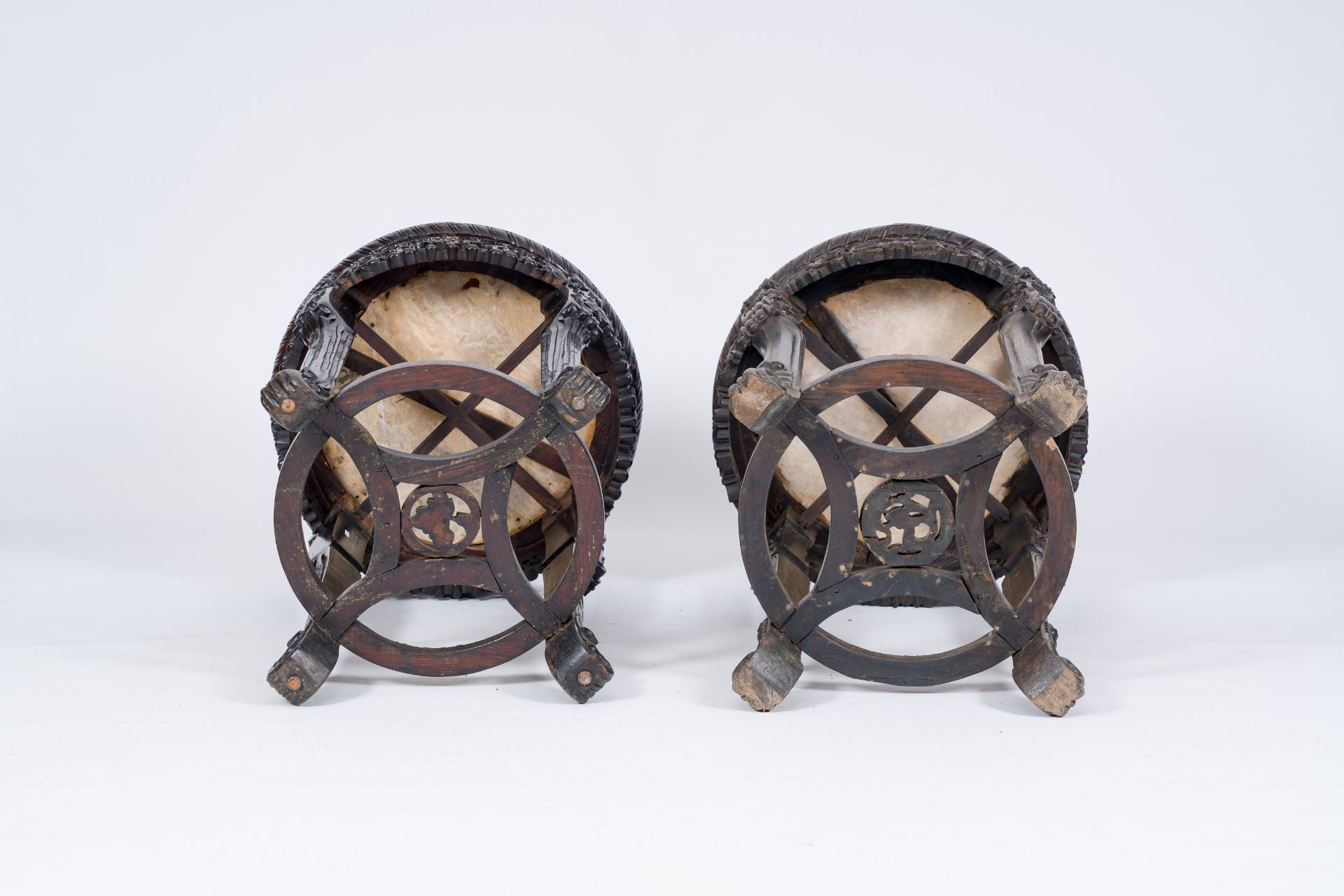 A pair of Chinese reticulated hardwood stands with marble tops, 19th/20th C. - Bild 7 aus 7