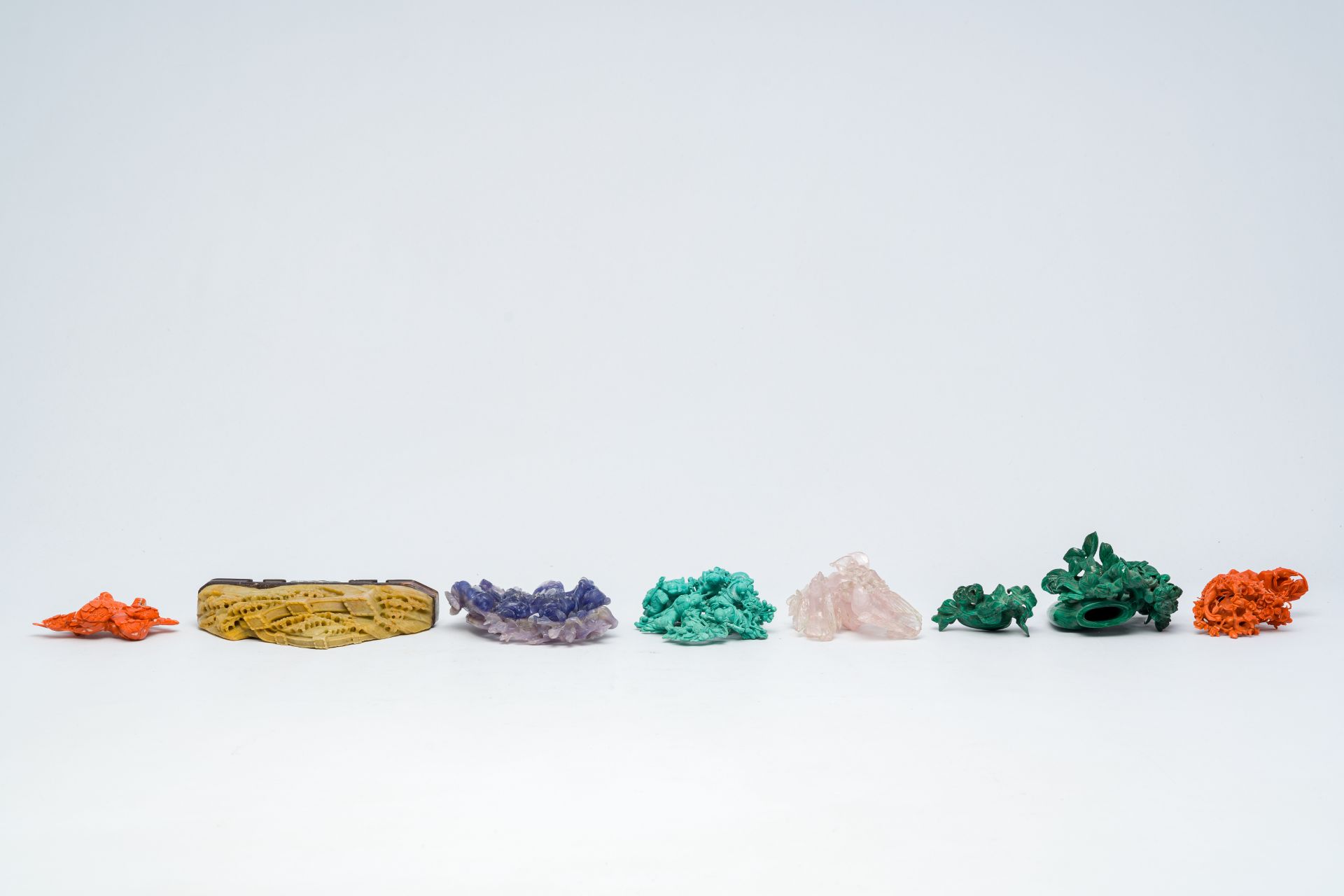 Seven various Chinese sculptures in red coral, lapis lazuli, malachite, quartz and soapstone, 19th/2 - Image 6 of 9