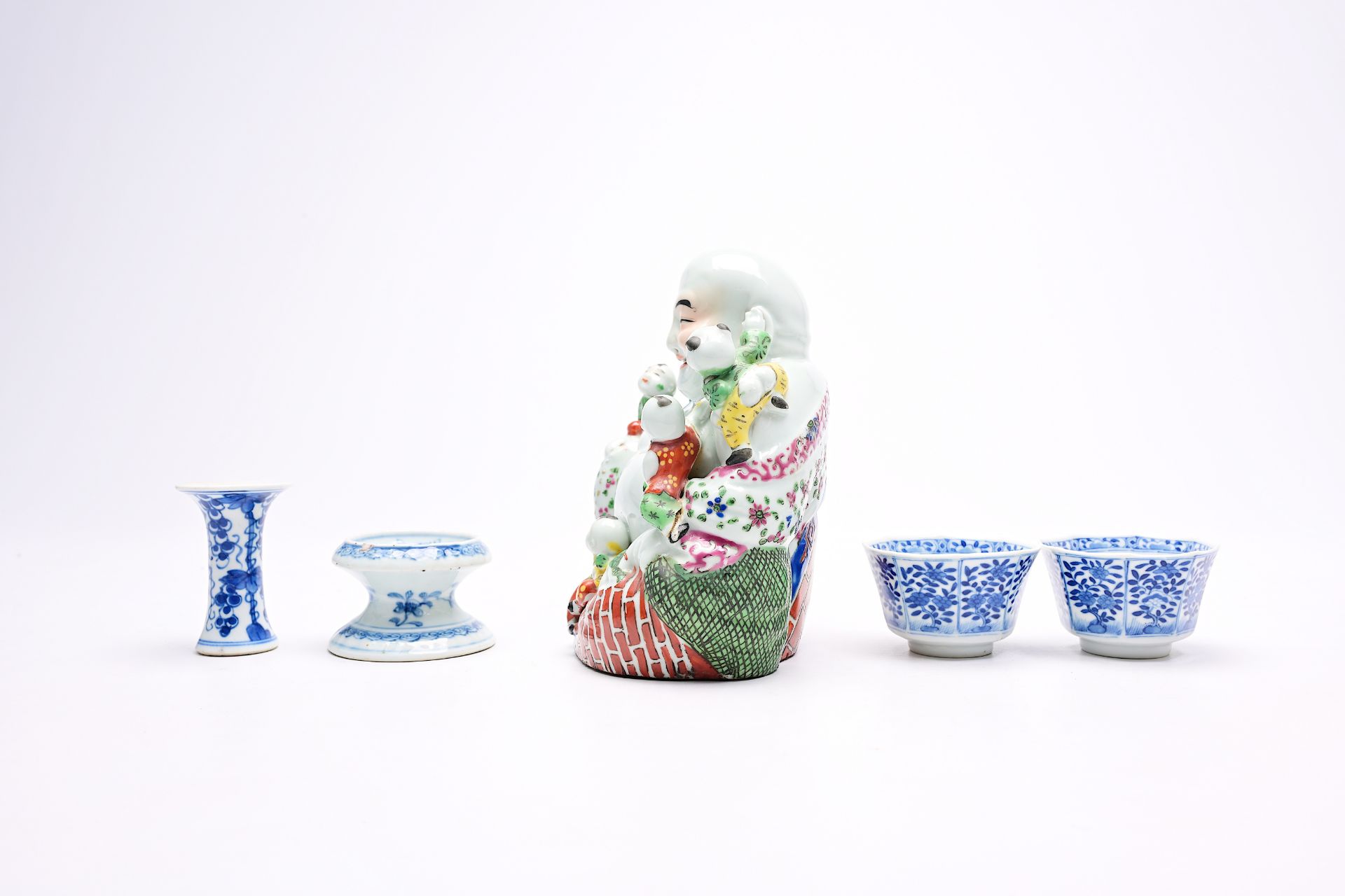 A varied collection of Chinese blue, white, famille rose and Imari style porcelain, 18th C. and late - Image 7 of 14