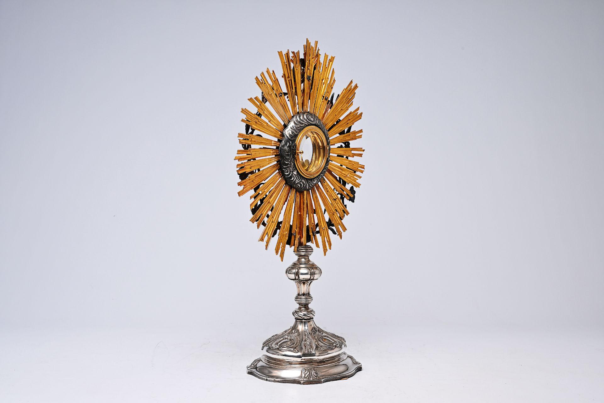 A Belgian partly gilt silver monstrance with grape vines, the Mystic Lamb and the Holy Spirit, dated - Bild 3 aus 10