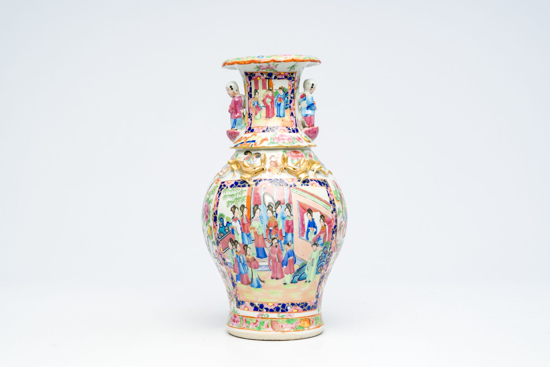 A Chinese Canton famille rose vase with palace scenes and the Hehe Er Xian twins in relief, 19th C. - Bild 3 aus 6