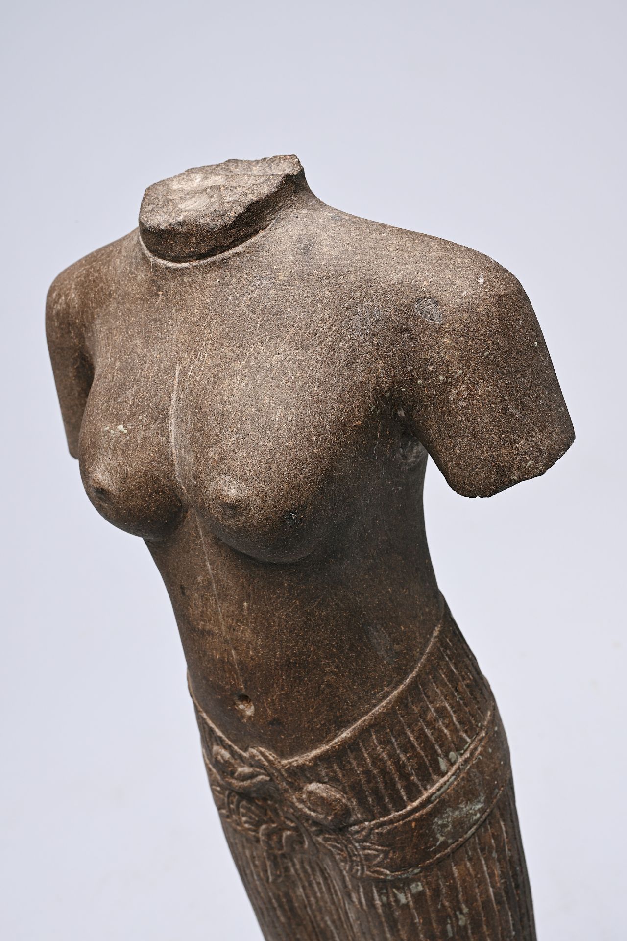 A Khmer sandstone torso of Uma, Koh Ker style, Cambodia, probably 10th/13th C. - Bild 8 aus 10