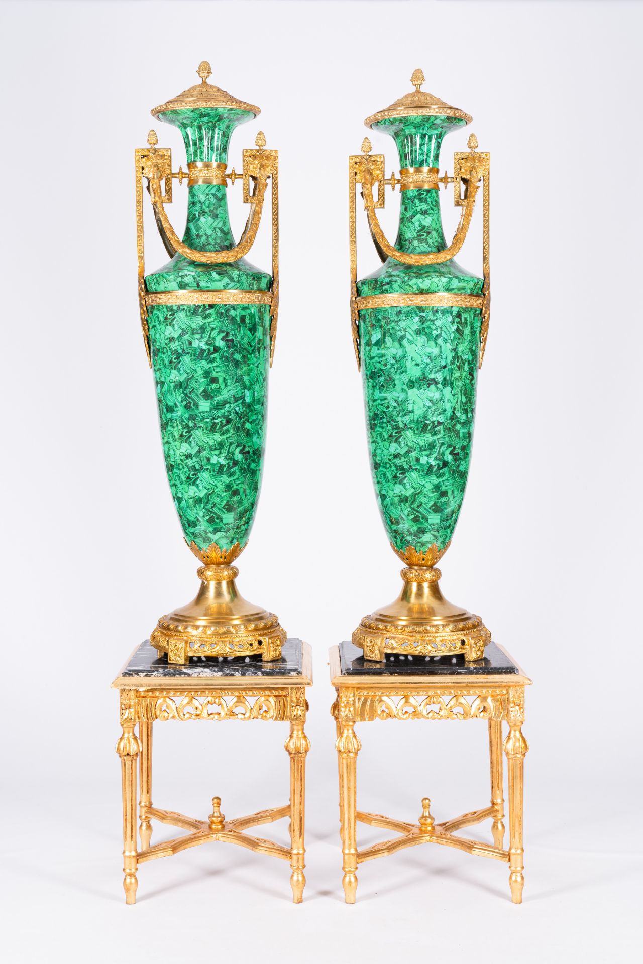 A pair of large gilt bronze mounted faux-malachite vases on matching gilt wood bases with marble top - Bild 3 aus 4