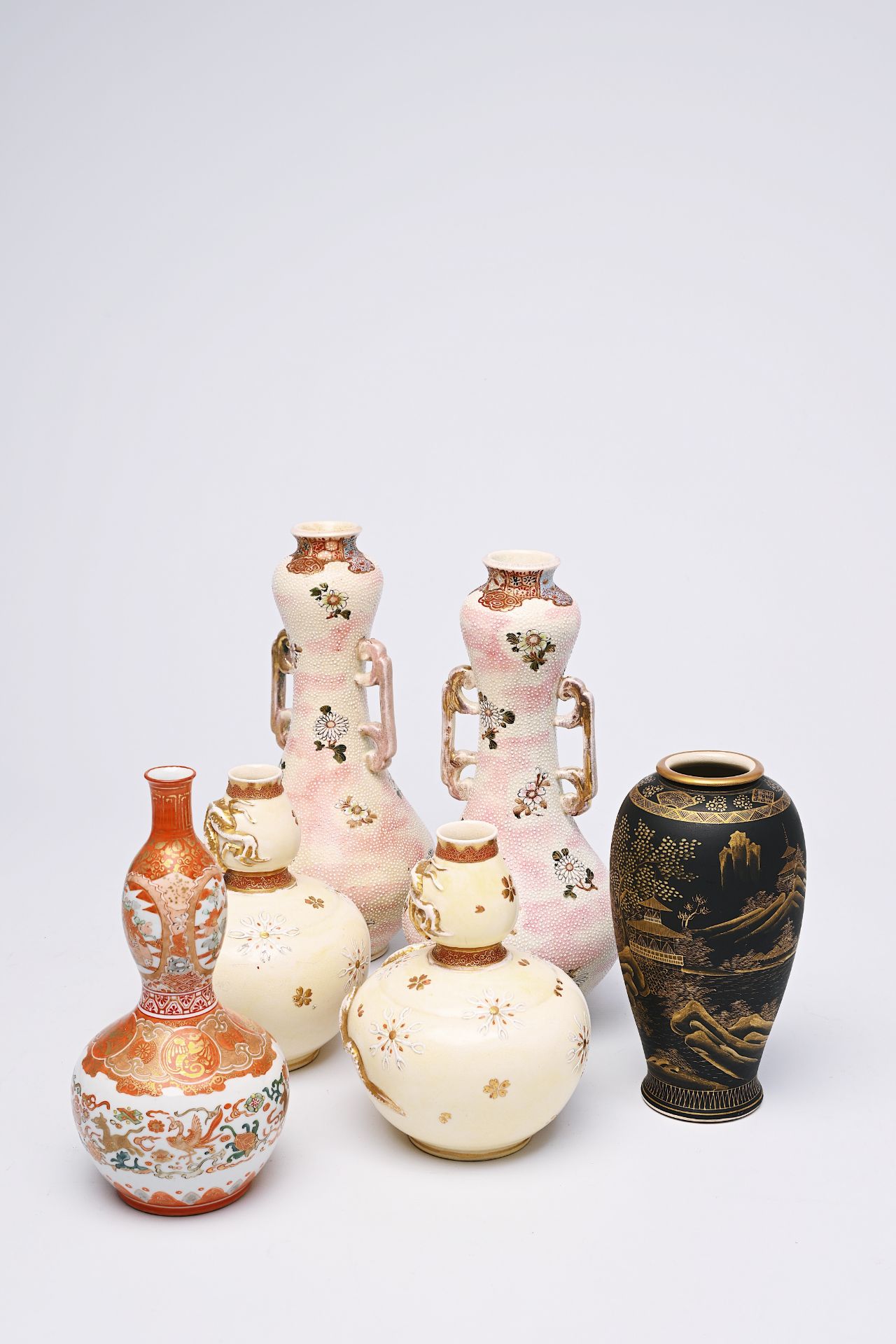An extensive collection of Japanese Satsuma and Kutani porcelain, Meiji/Showa, 19th/20th C. - Bild 11 aus 30