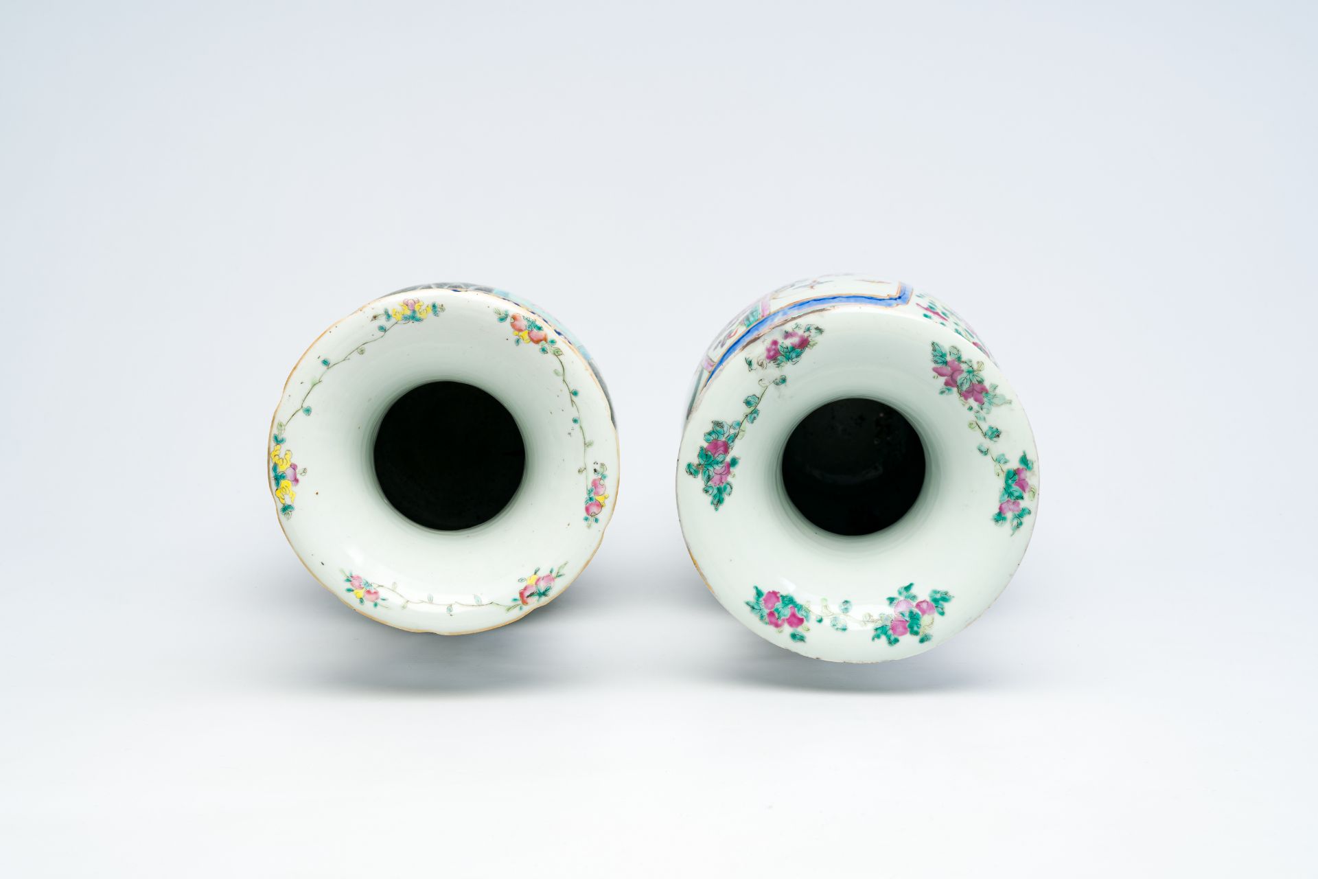 Two Chinese famille rose vases with figurative design, 19th C. - Bild 9 aus 12