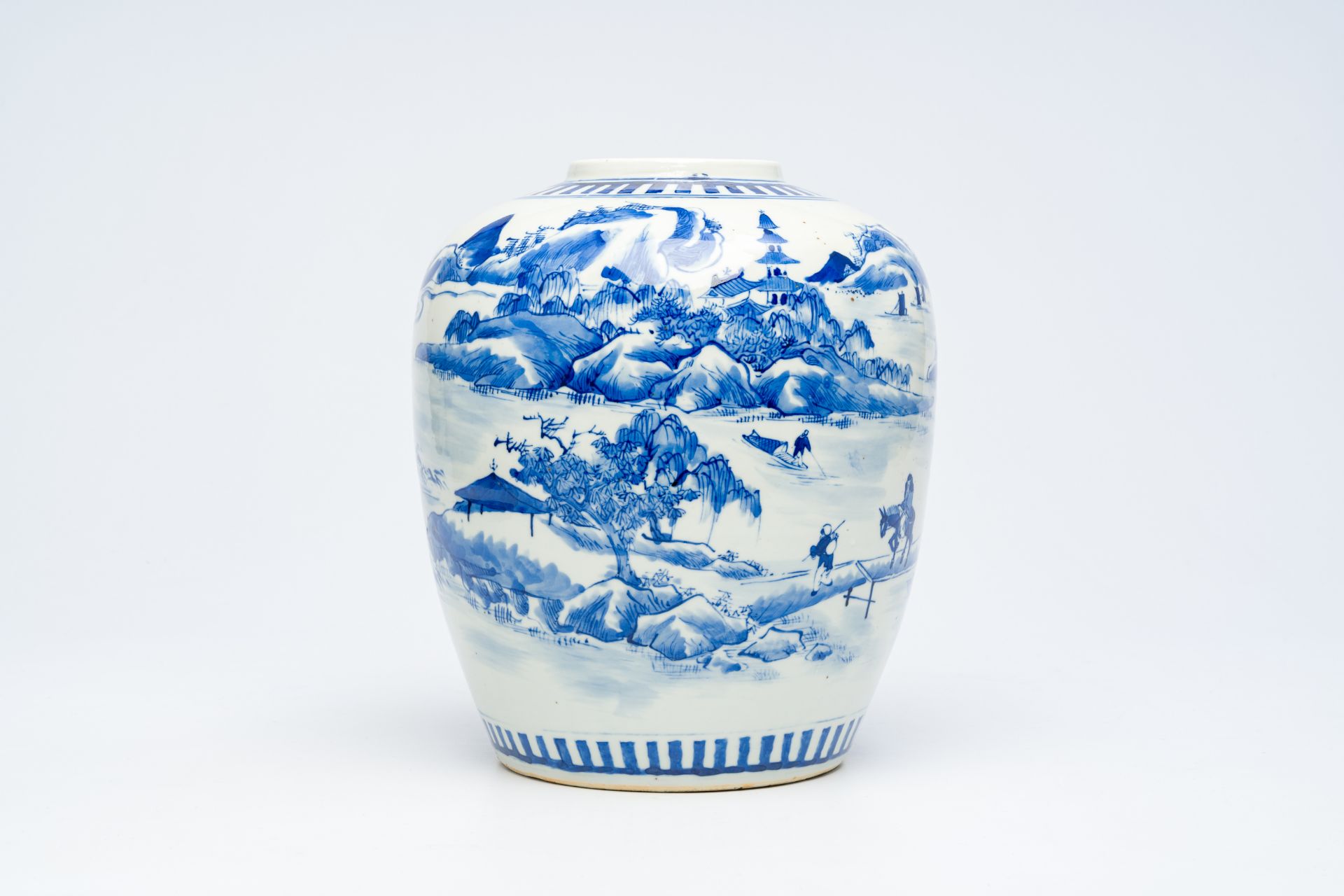 A large Chinese blue and white jar with a fine mountainous landscape, Kangxi mark, 19th C. - Bild 2 aus 12