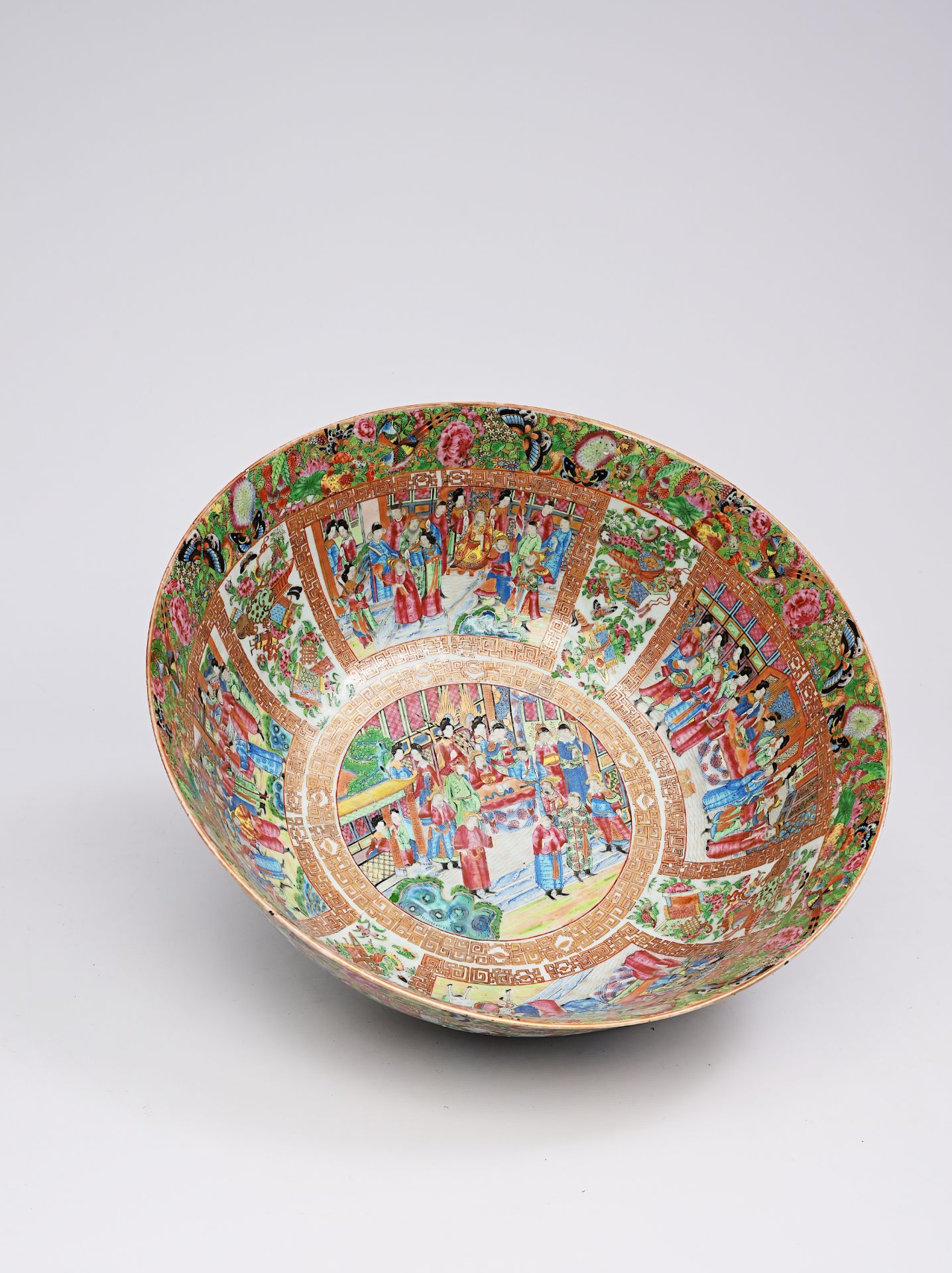 An imposing Chinese Canton famille rose bowl with palace scenes, antiquities and floral design, 19th - Bild 9 aus 10